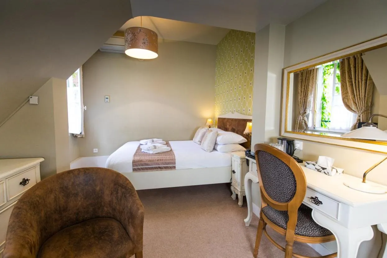 Bedroom, Bed in Logis Hotel De France