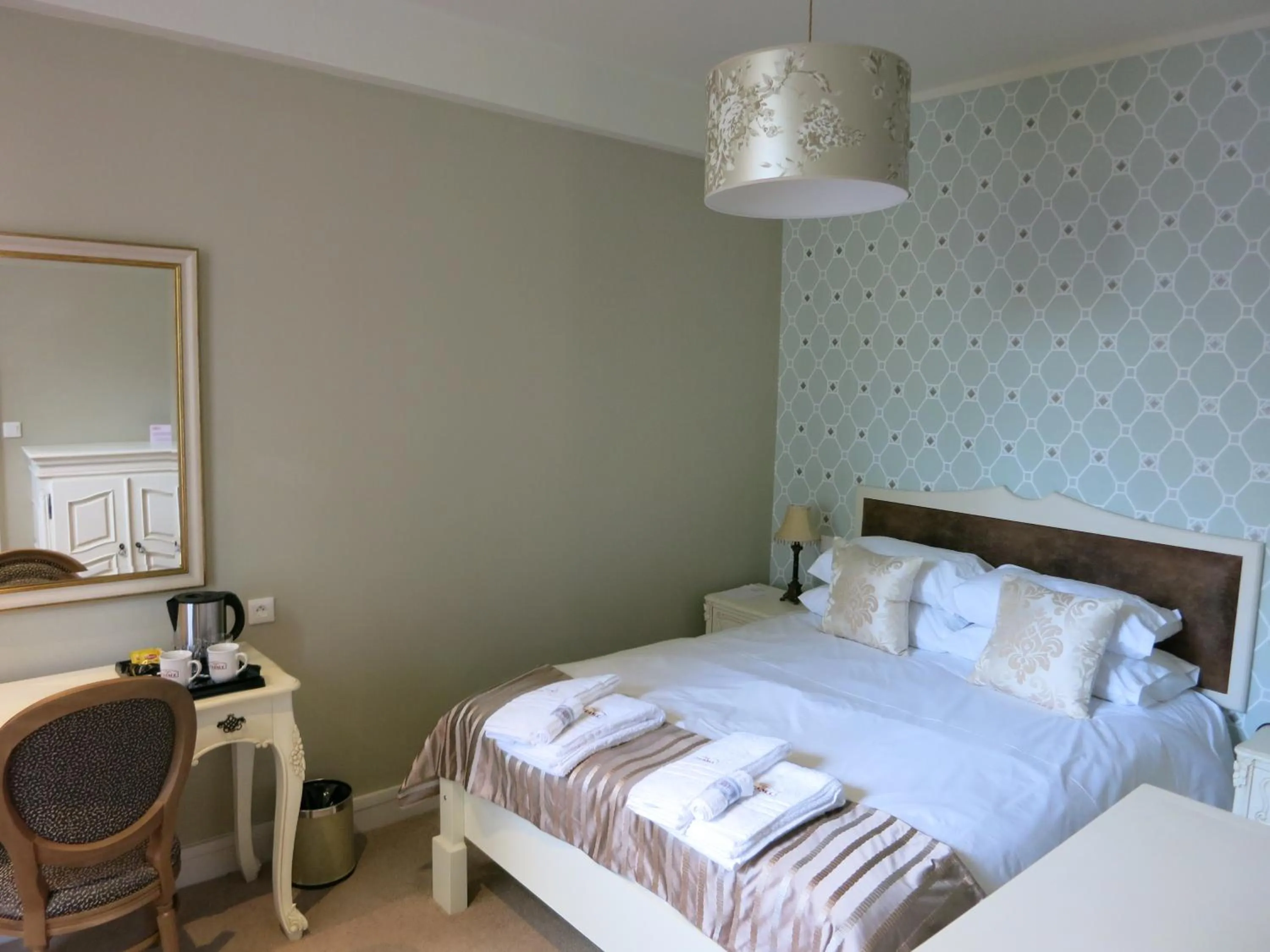 Bedroom, Bed in Logis Hotel De France