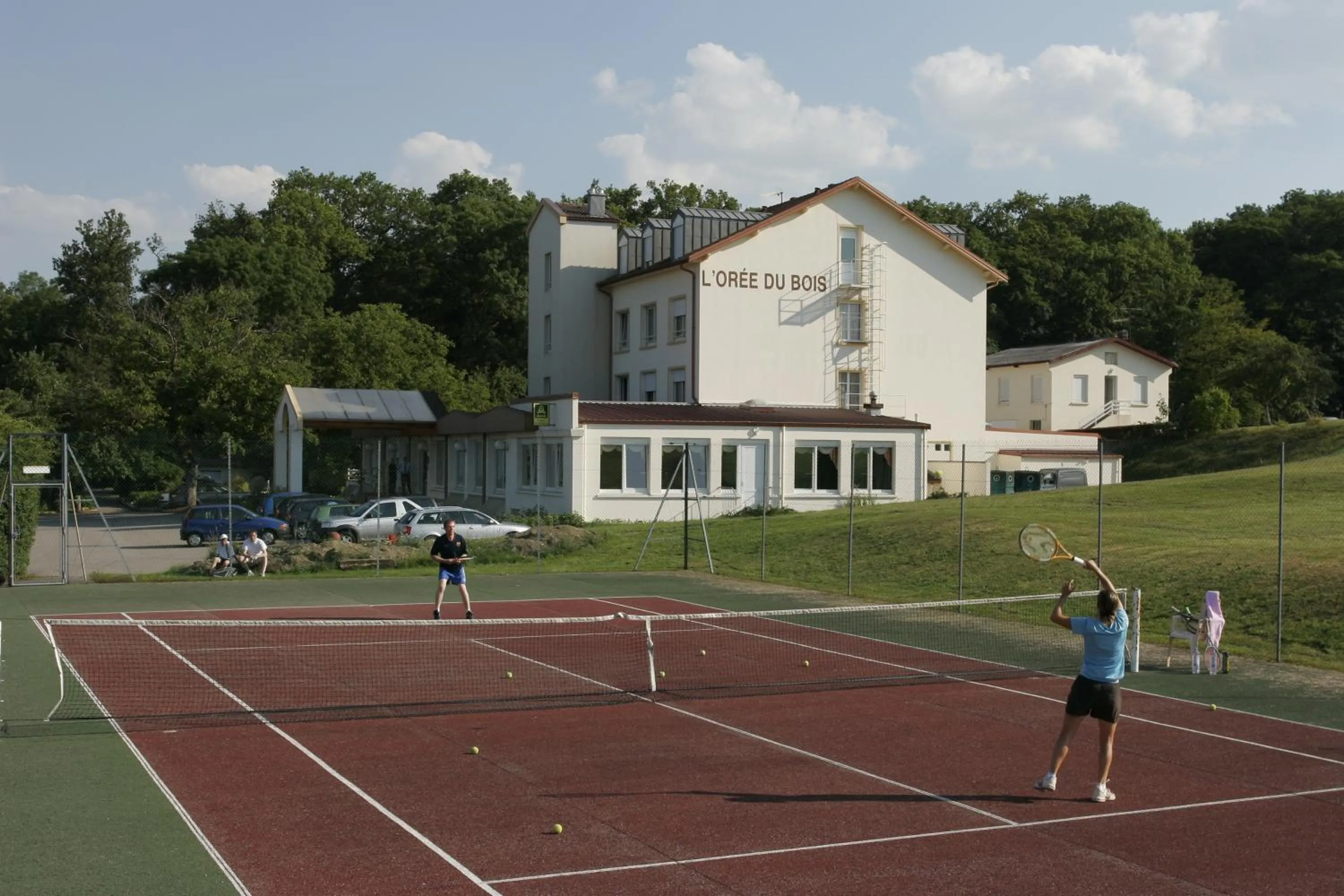 Tennis court in L'Orée du Bois