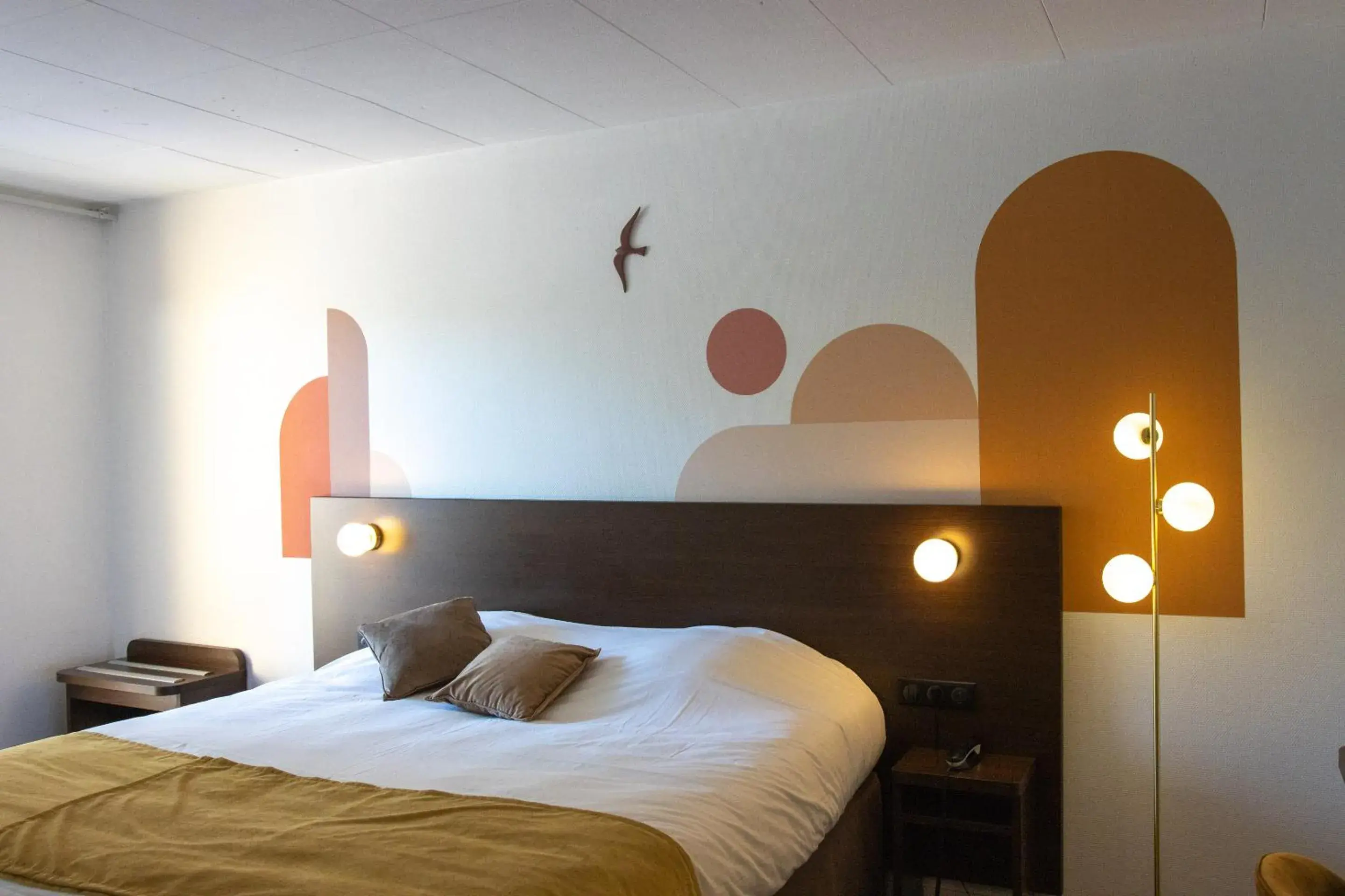 Property building, Bed in Logis Hôtel & Restaurant - Le Relais de Montigny Property building, Bed in Logis Hôtel & Restaurant - Le Relais de Montigny