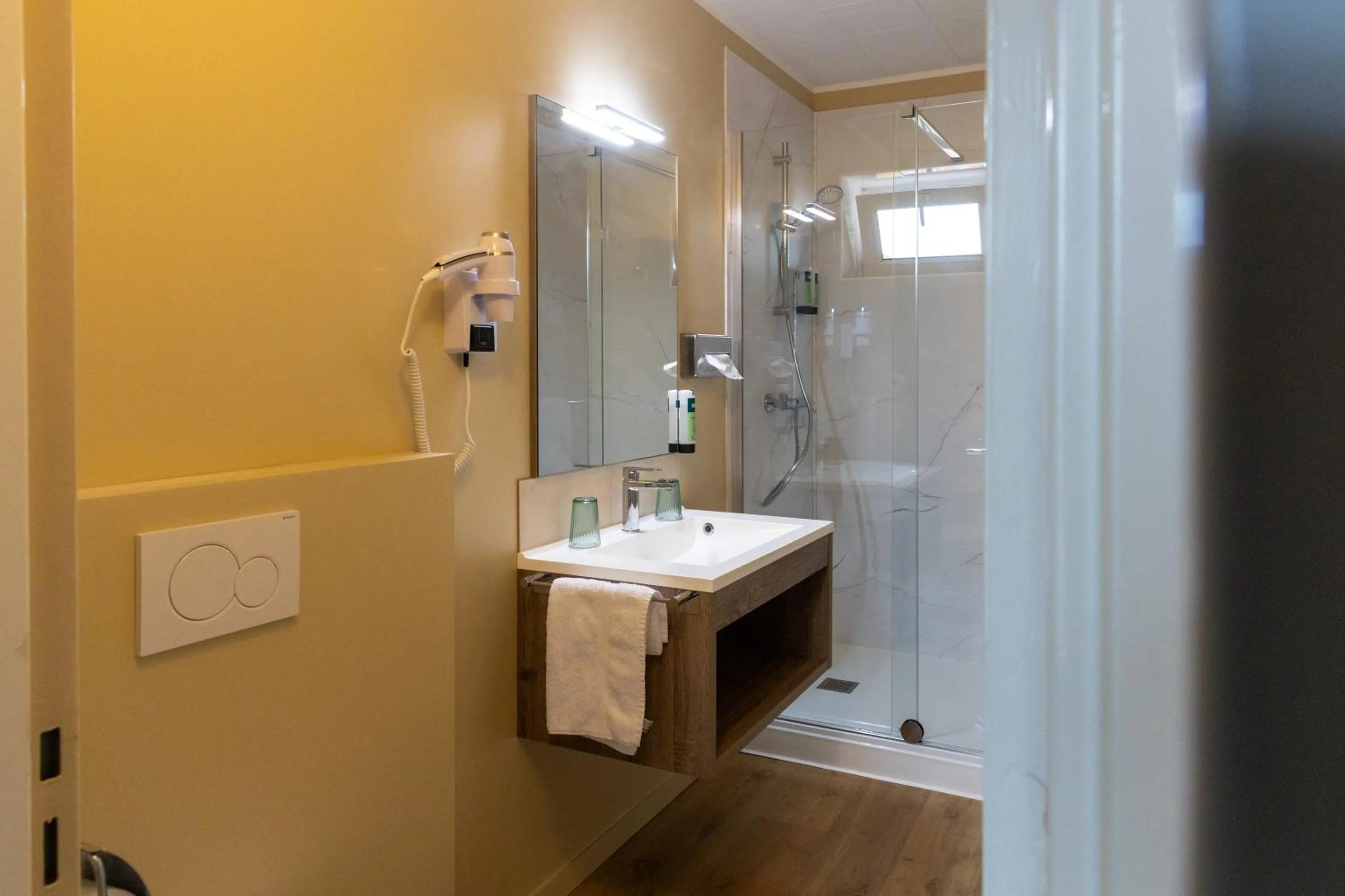 Bathroom in Logis Hôtel & Restaurant - Le Relais de Montigny