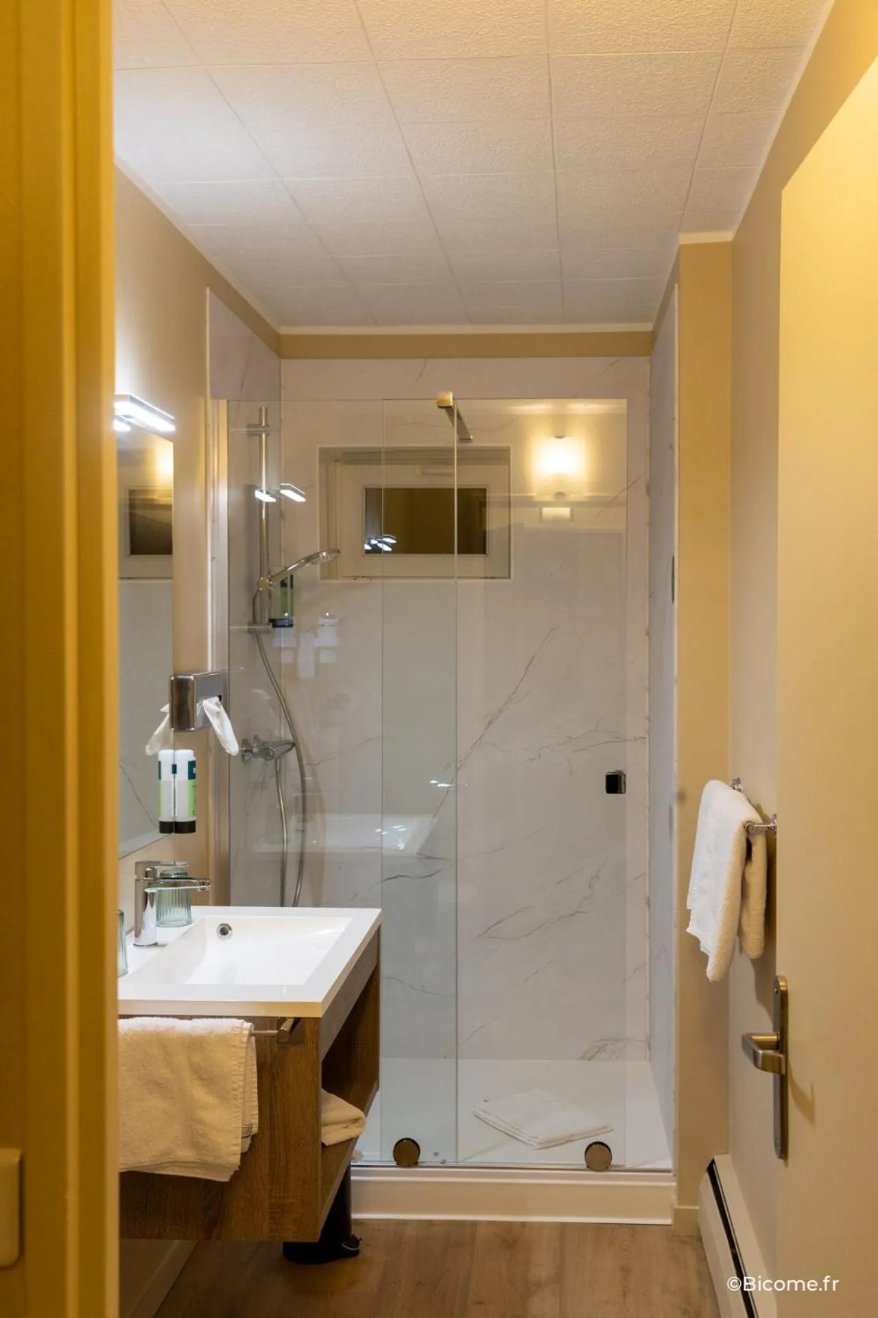 Bathroom in Logis Hôtel & Restaurant - Le Relais de Montigny