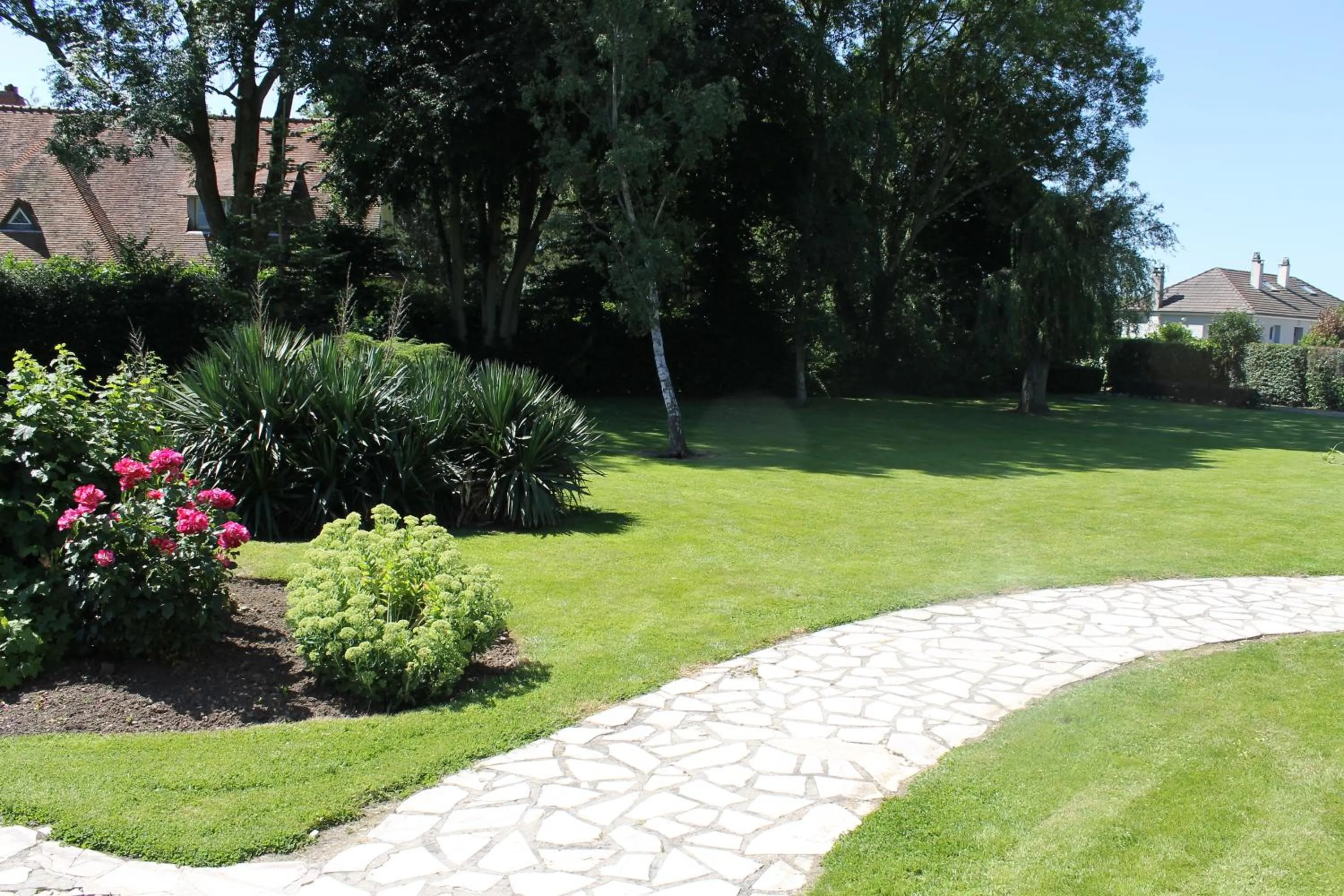 Garden view in Logis Hôtel & Restaurant - Le Relais de Montigny