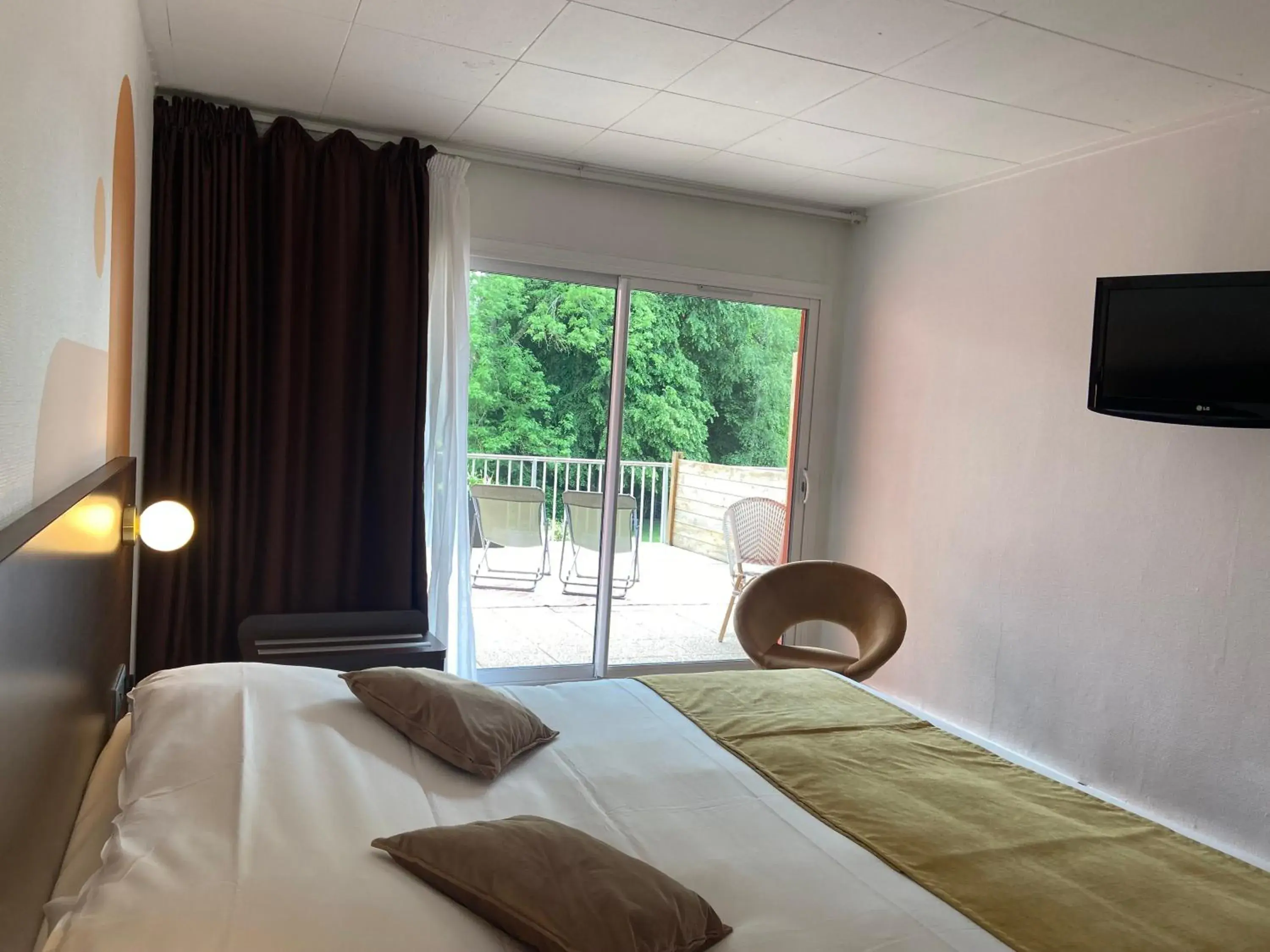 Bedroom, Bed in Logis Hôtel & Restaurant - Le Relais de Montigny Bedroom, Bed in Logis Hôtel & Restaurant - Le Relais de Montigny