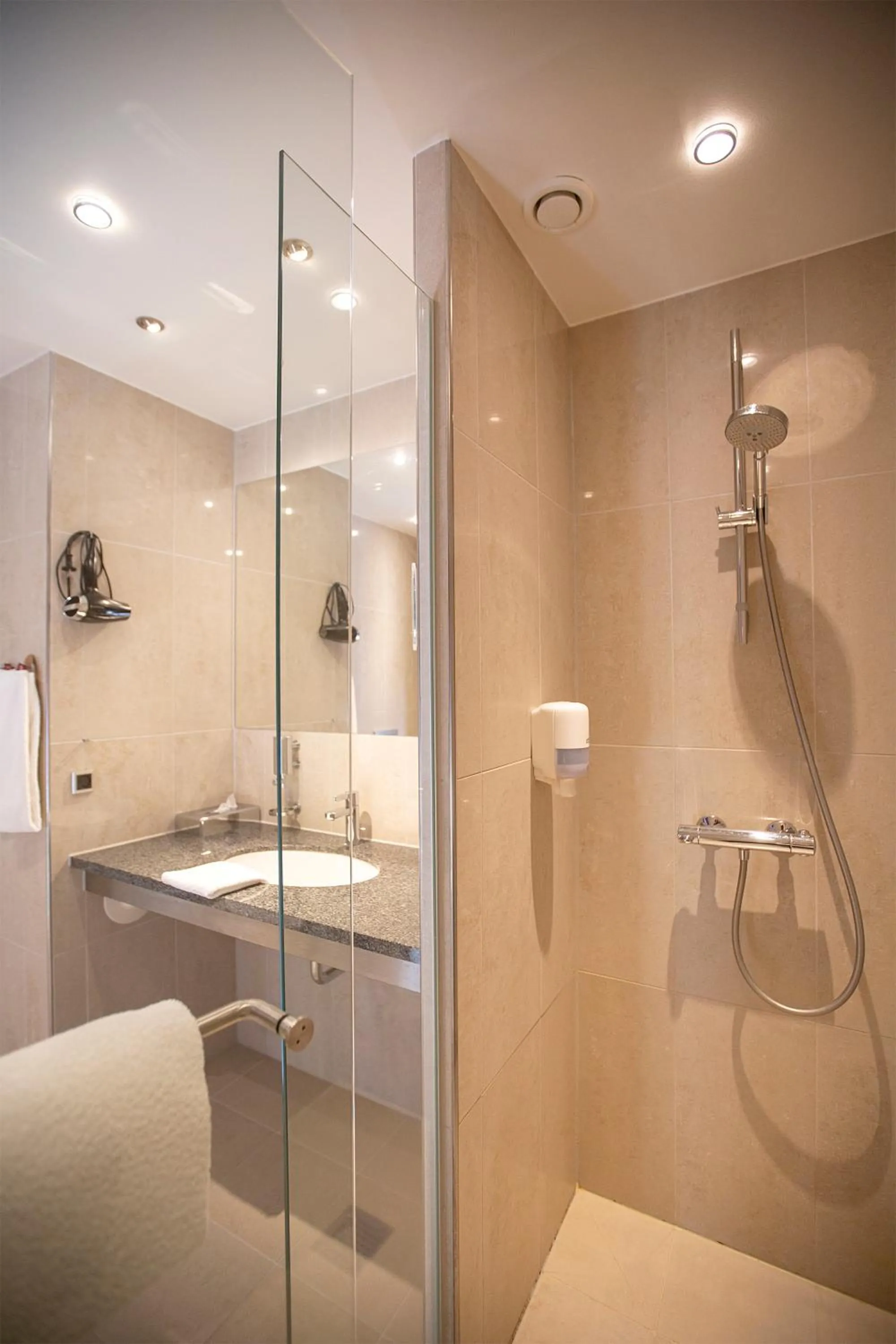 Shower in Hotel Britannia