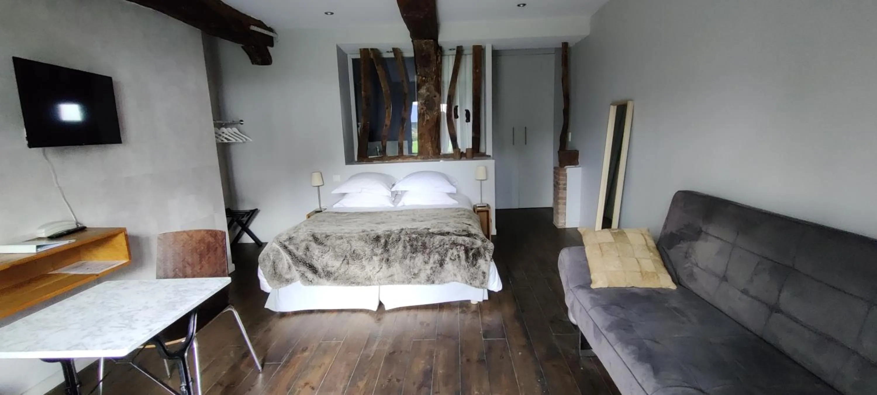 TV and multimedia, Bed in Clos Masure hôtel de campagne