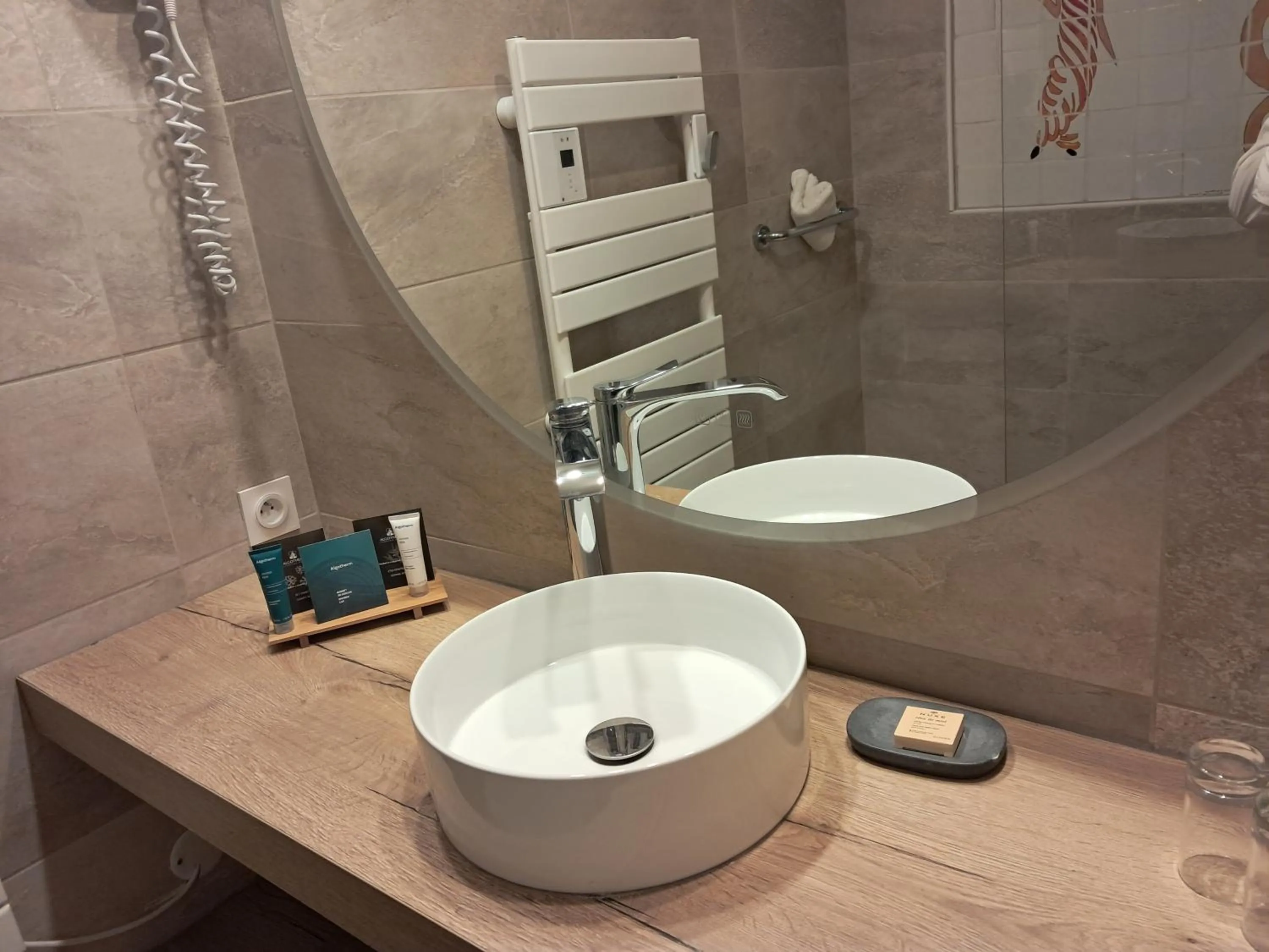 Shower in Le Relais Des Trois Mas