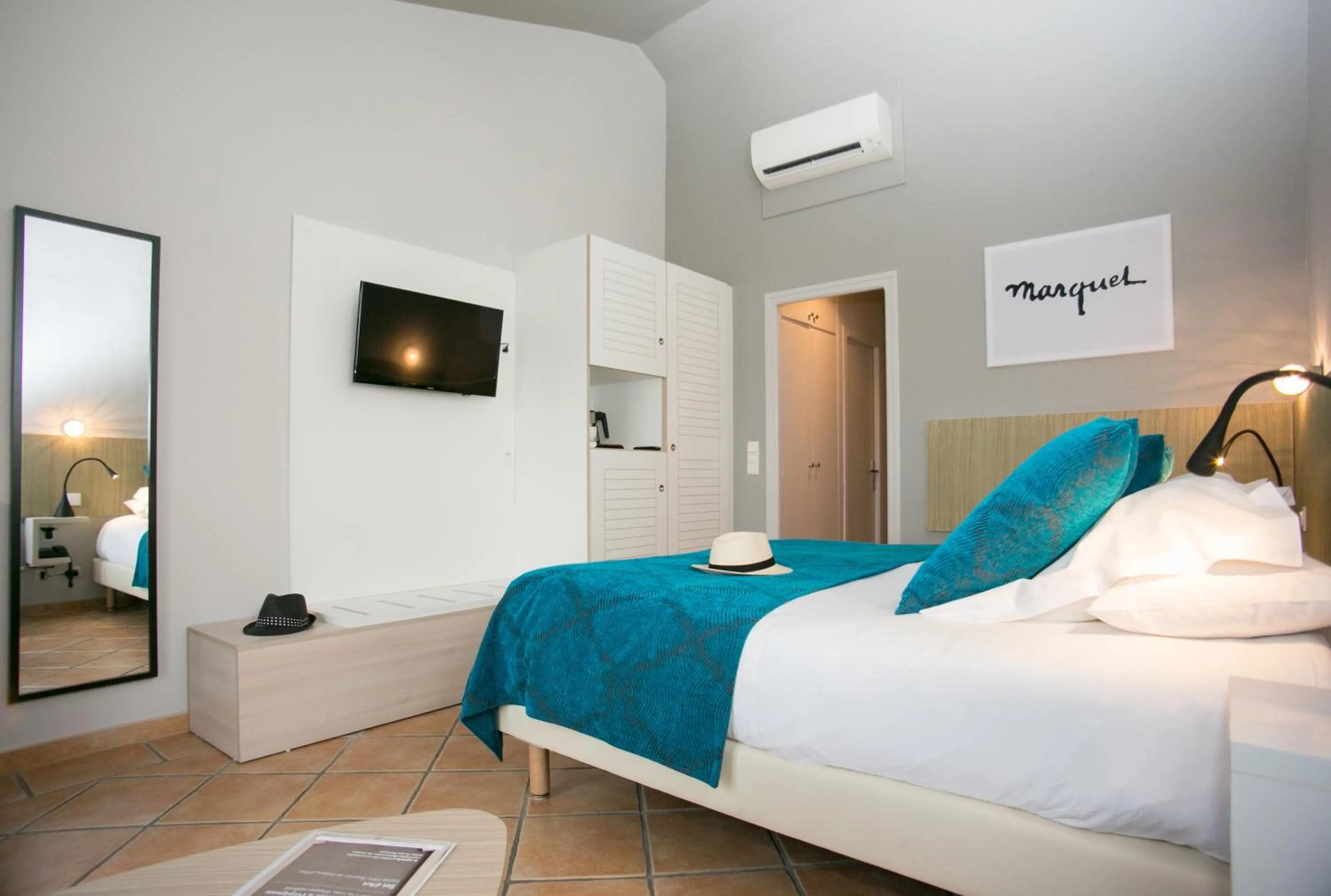 TV and multimedia, Bed in Le Relais Des Trois Mas