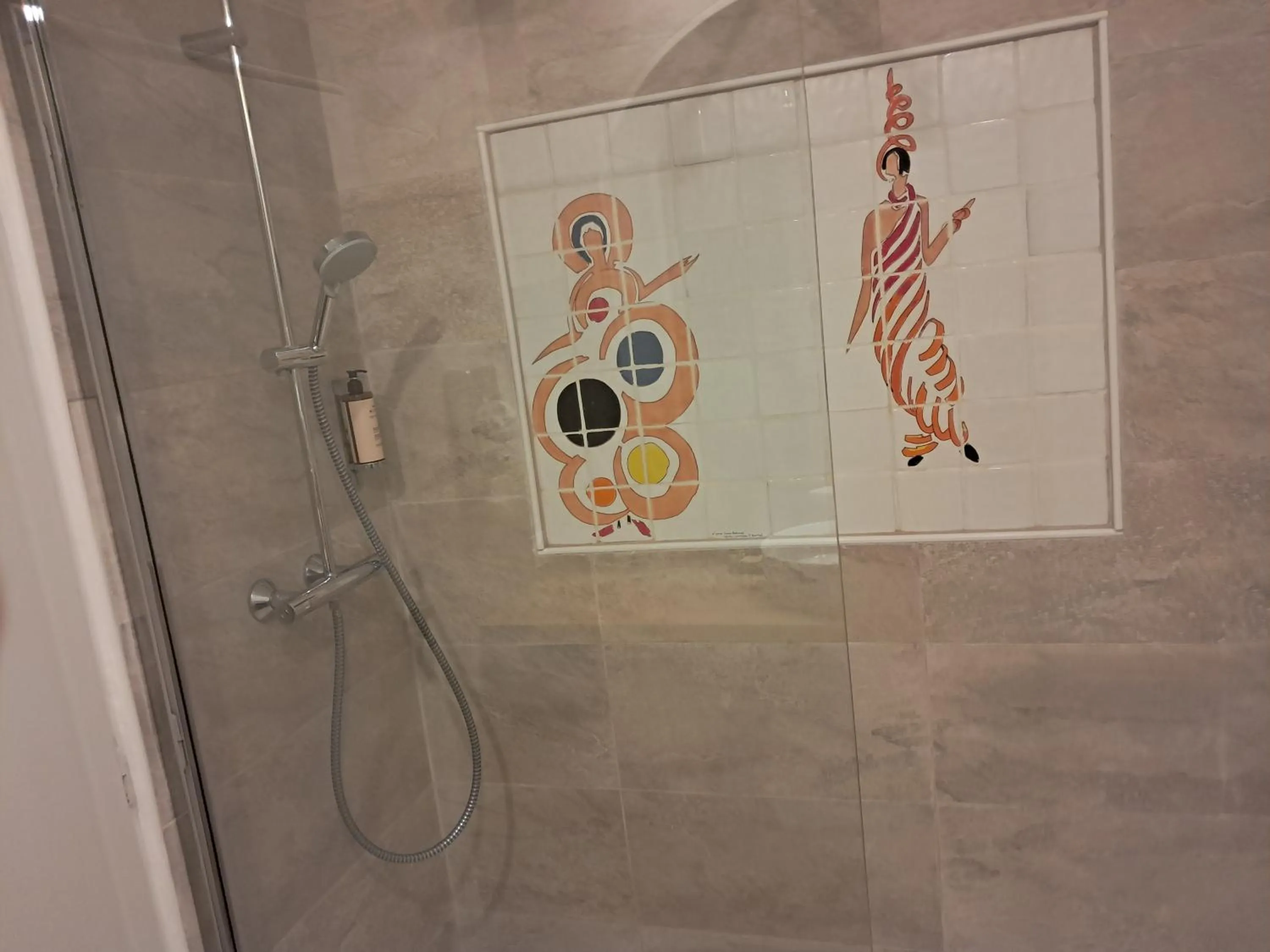 Shower in Le Relais Des Trois Mas