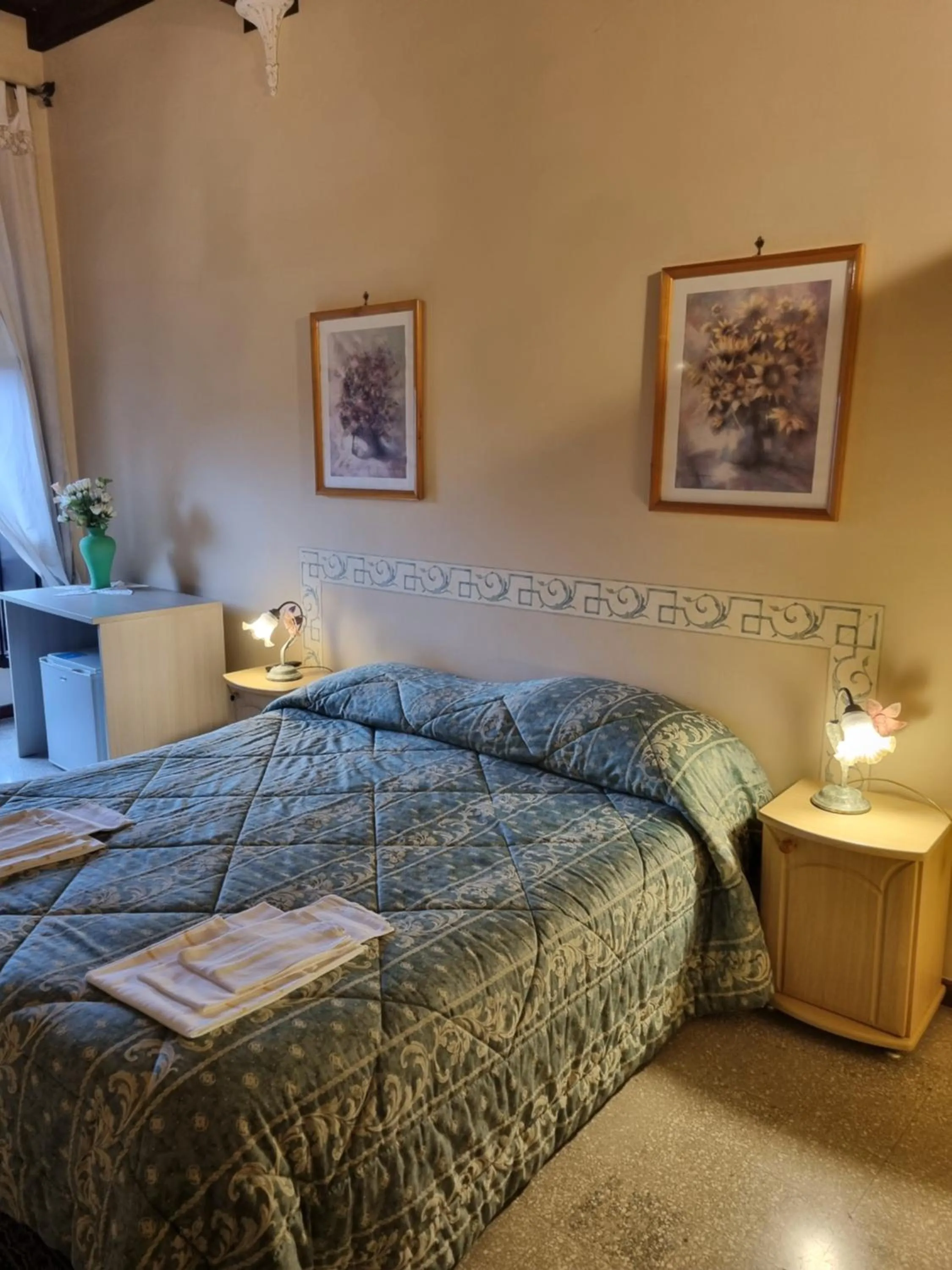 Photo of the whole room, Bed in Palazzo Moraschi Subiaco