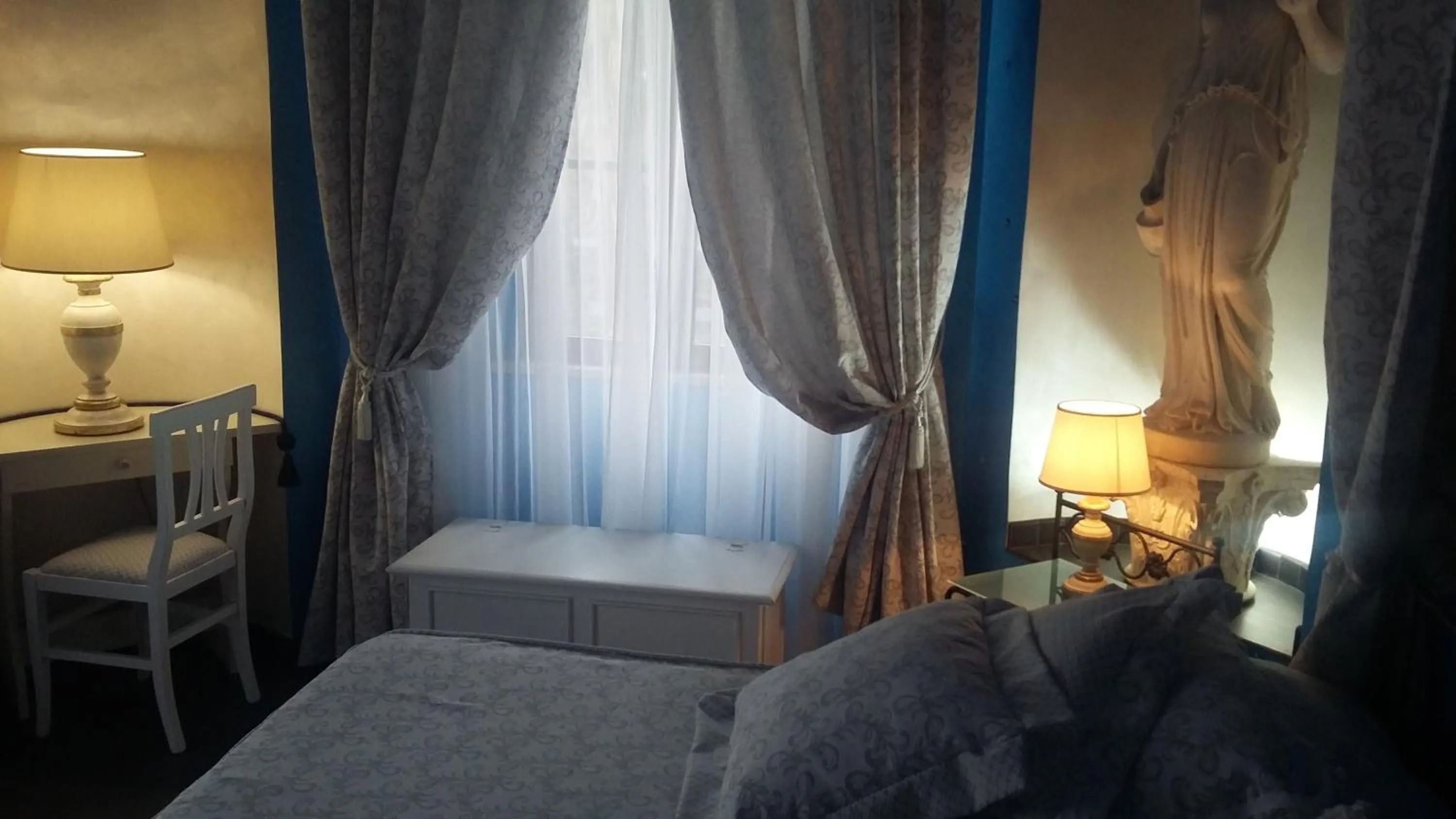 Photo of the whole room, Bed in Palazzo Moraschi Subiaco