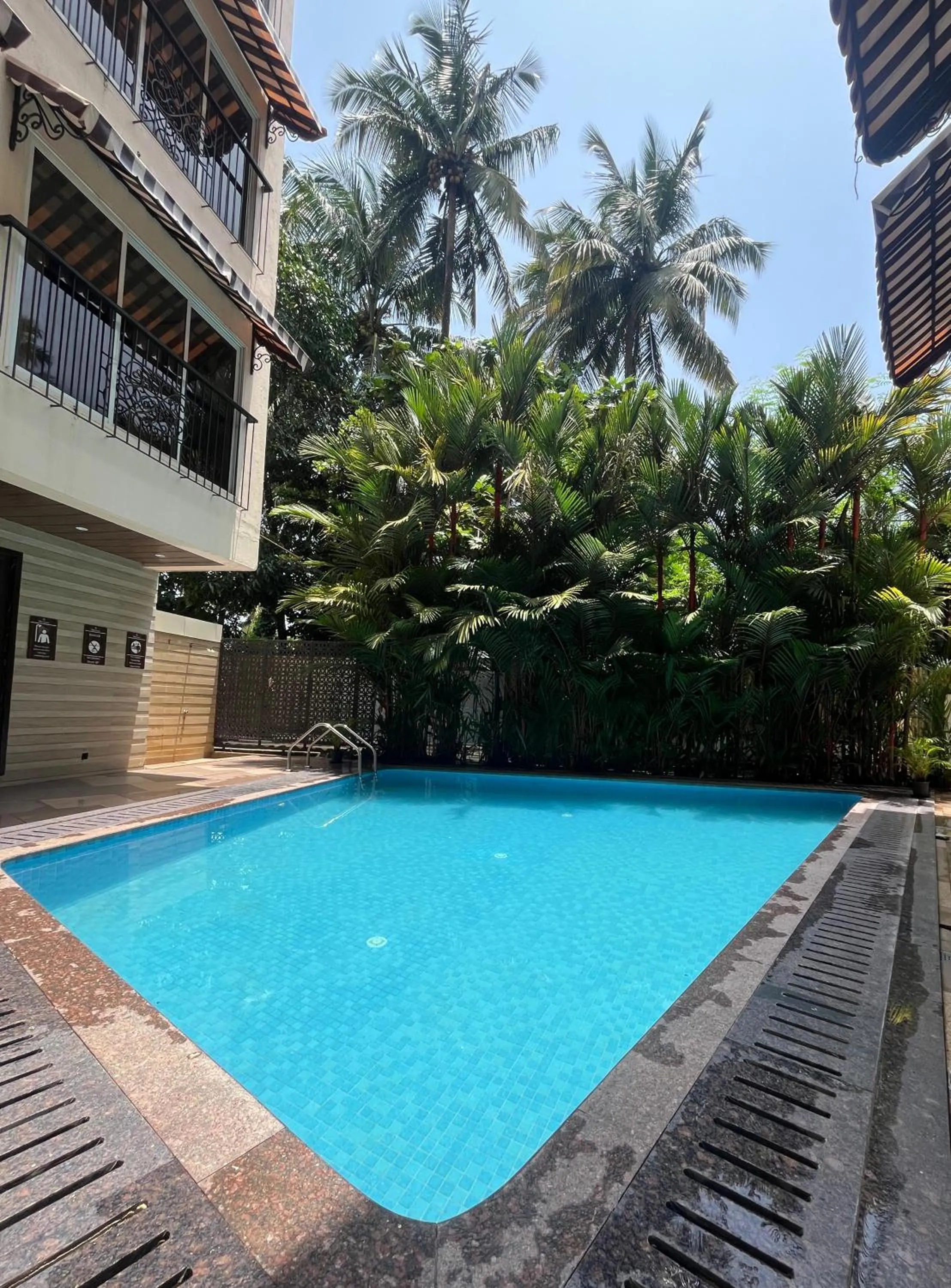 Swimming pool in Meritas Grand Inn Calangute