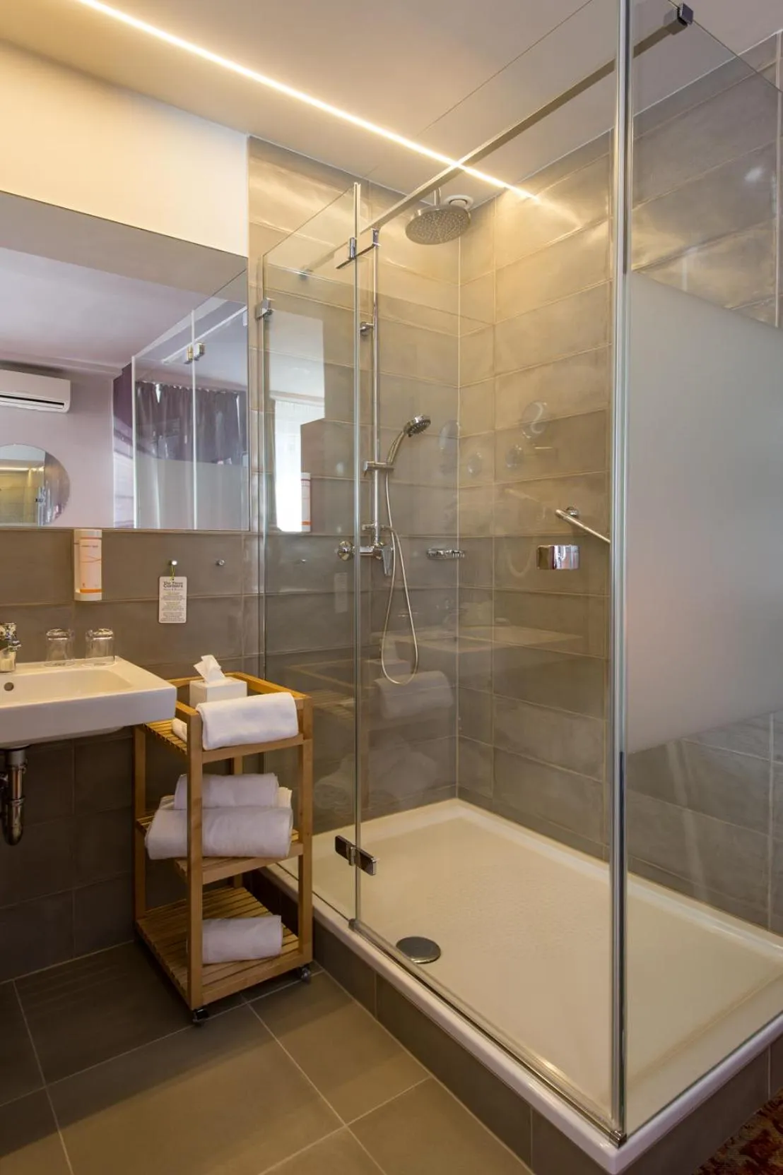 Shower in Three Corners Hotel Anna