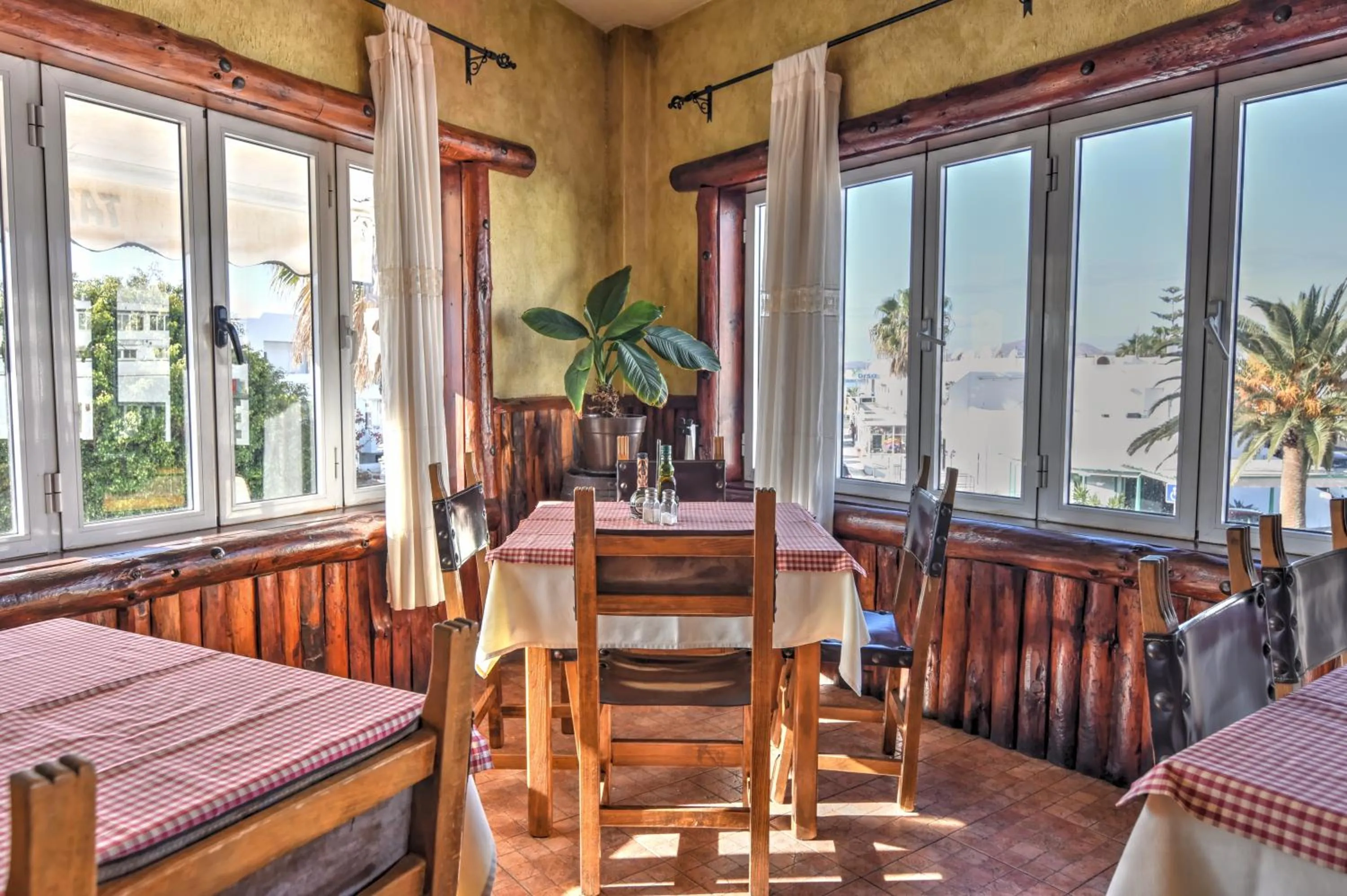 Restaurant/places to eat in Apartamentos Luz Y Mar