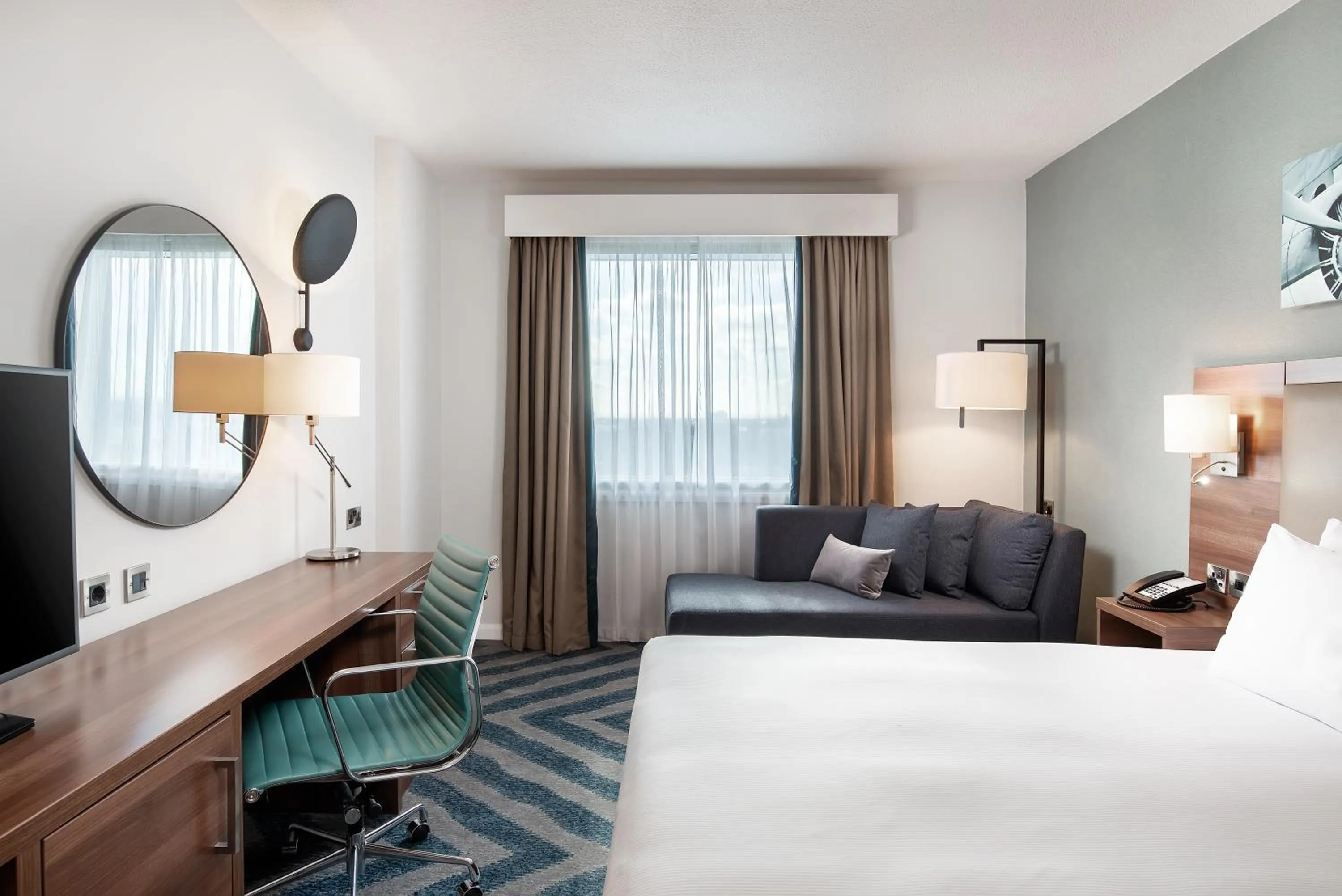 Living room, Bed in Hilton Garden Inn London Heathrow Airport