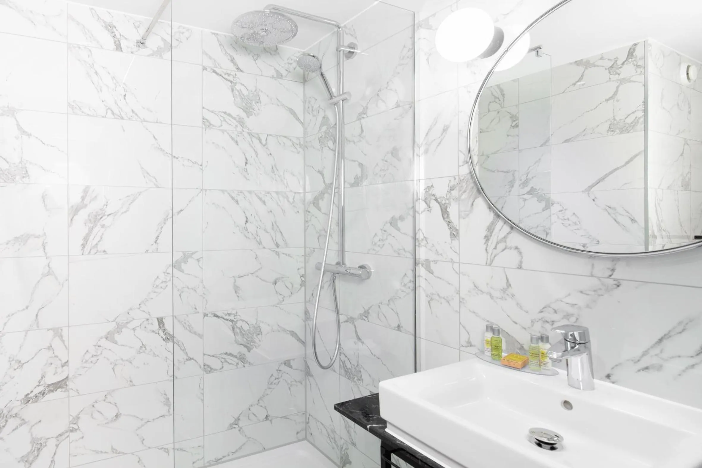 Bathroom in Hilton Garden Inn London Heathrow Airport