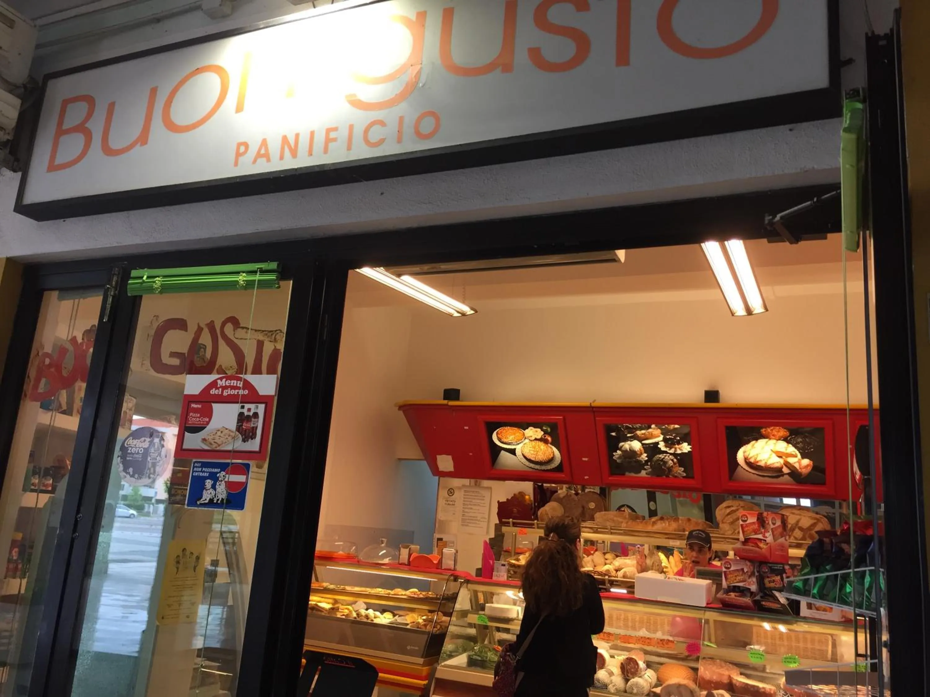 Restaurant/places to eat in Salieri Apartment