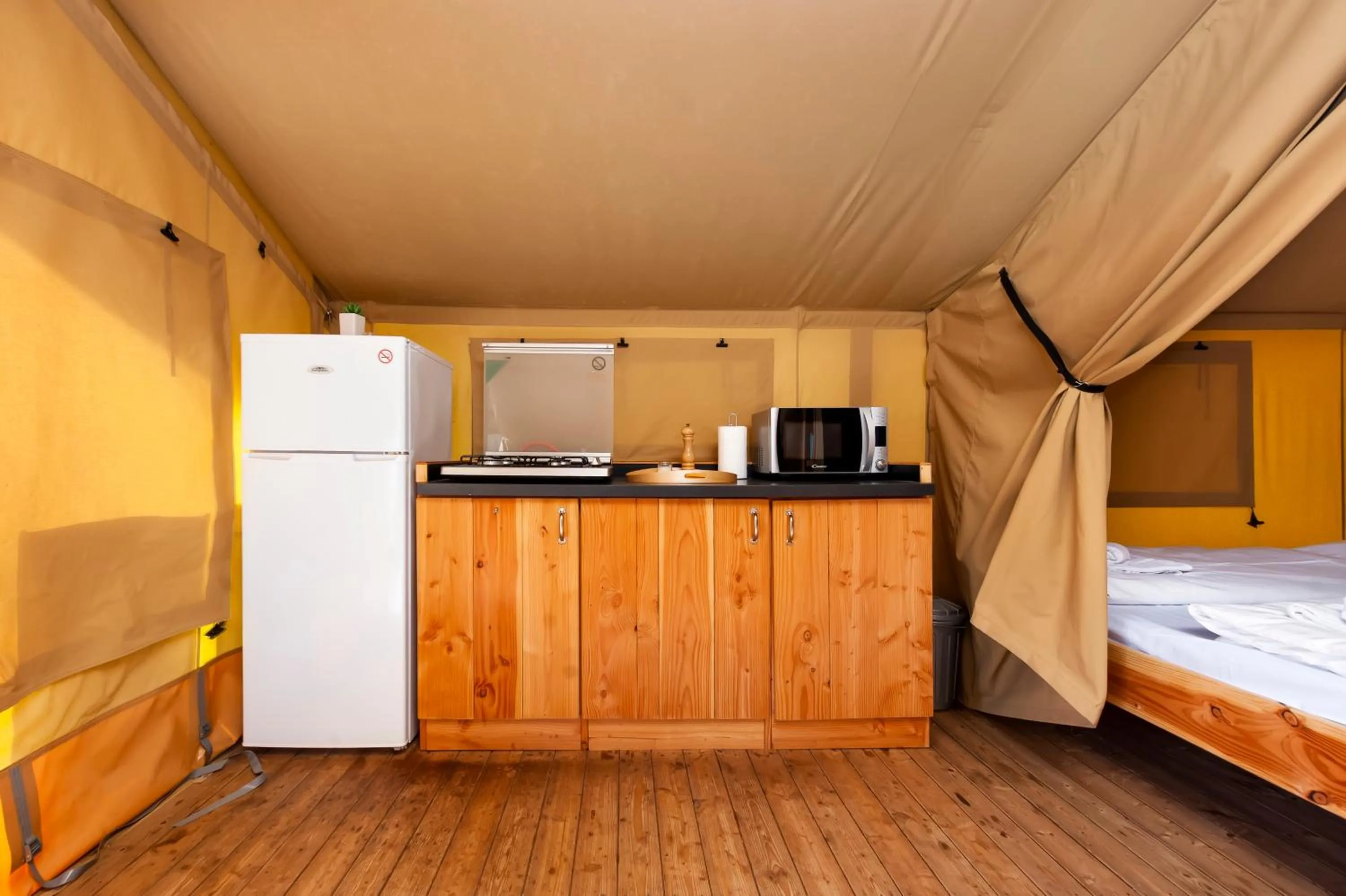 Kitchen or kitchenette, Bed in Glamping and Mobile Homes Lavanda - Holiday Centre Bi VIllage