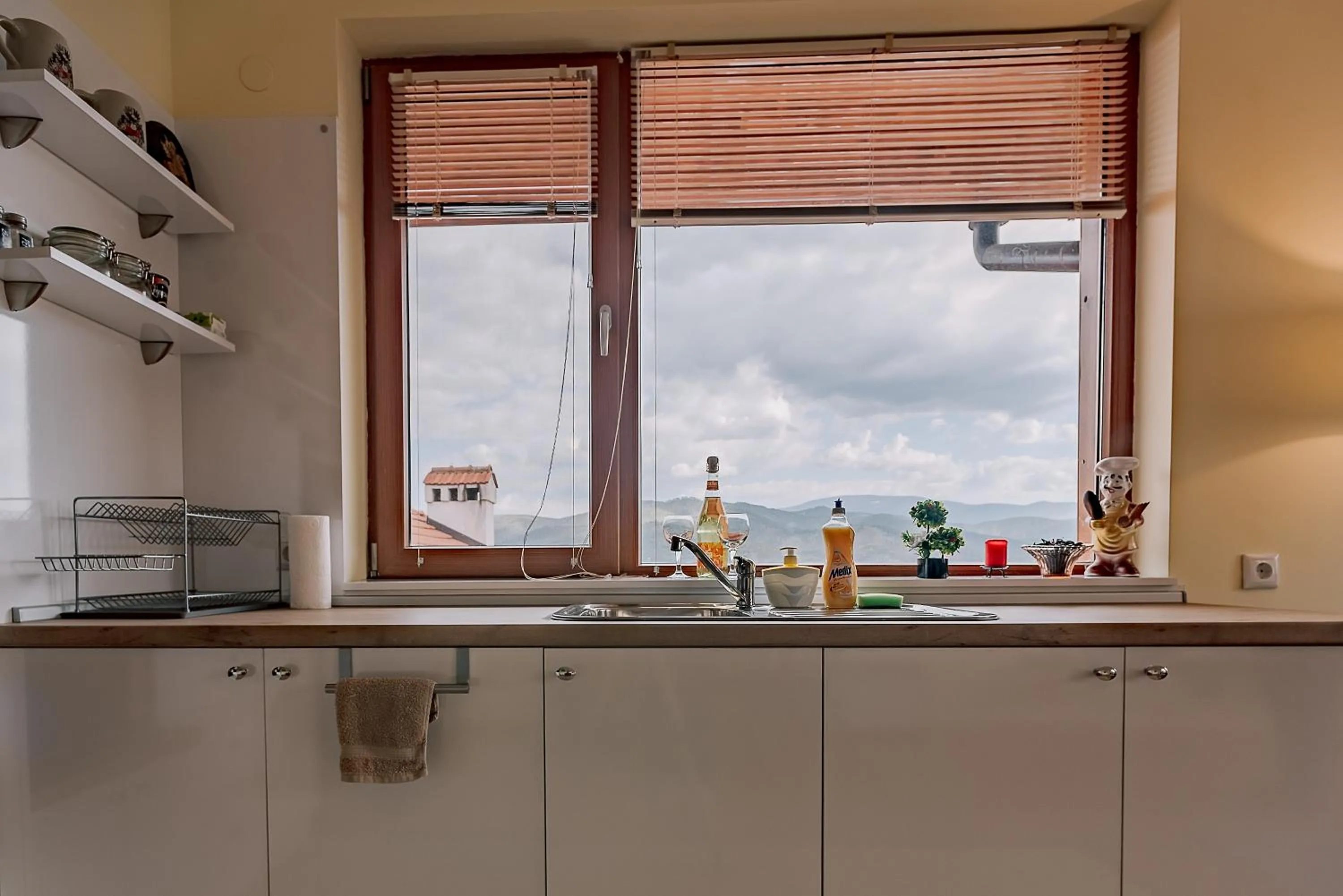 Kitchen or kitchenette in Veli Hills Apartments
