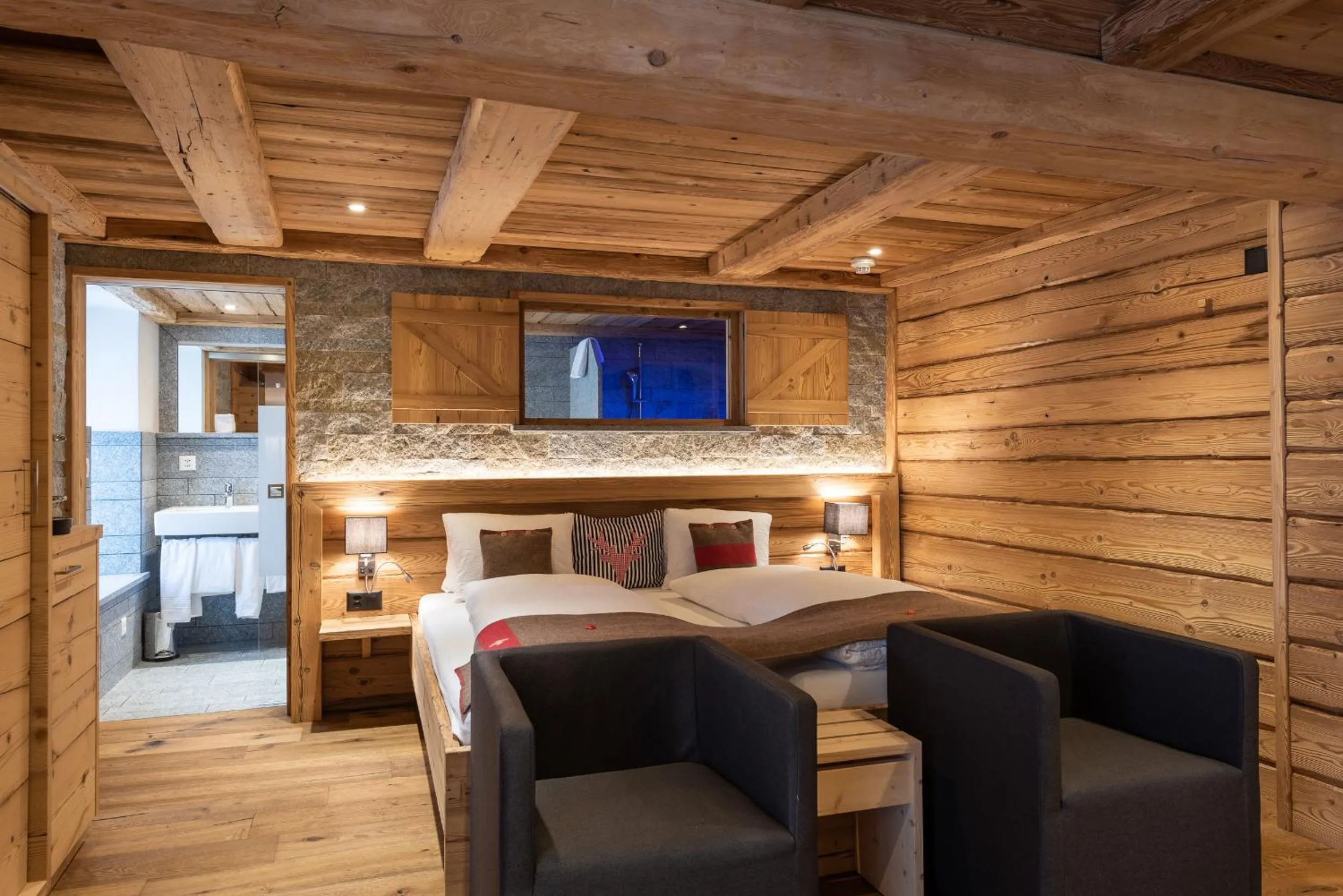 Photo of the whole room, Bed in Hotel Crusch Alba Zernez