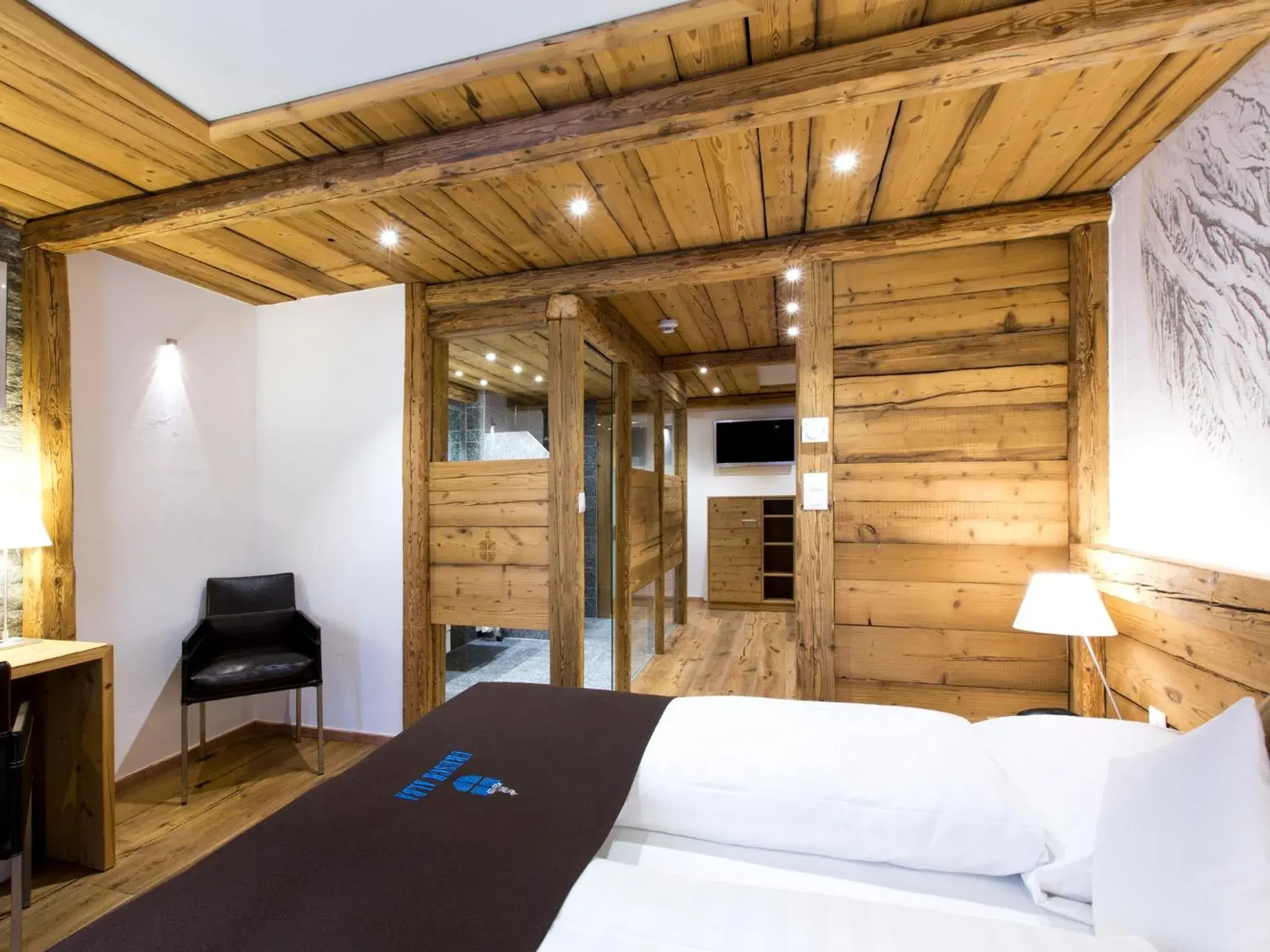 Junior Suite Graphite - single occupancy in Hotel Crusch Alba Zernez Junior Suite Graphite - single occupancy in Hotel Crusch Alba Zernez