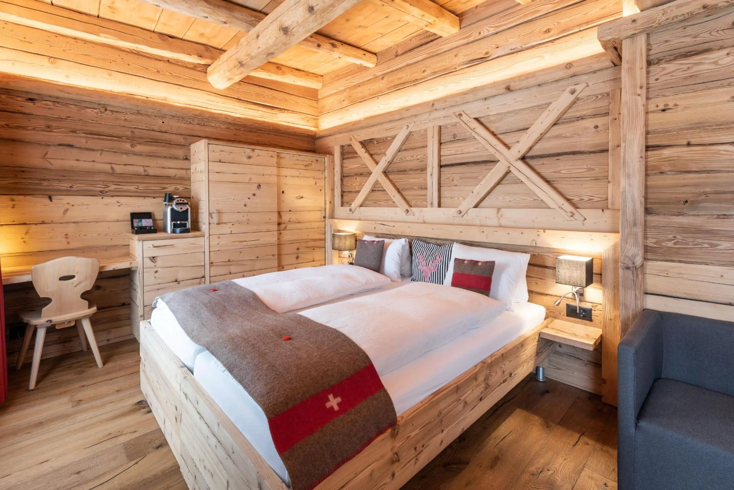 Photo of the whole room, Bed in Hotel Crusch Alba Zernez