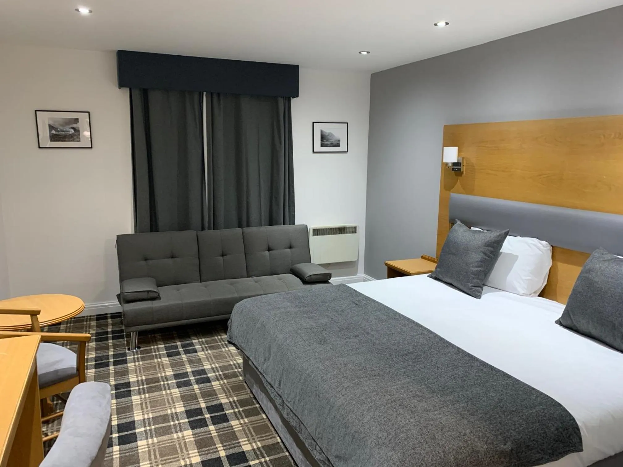 Bedroom, Bed in Crowwood Hotel and Alba Restaurant