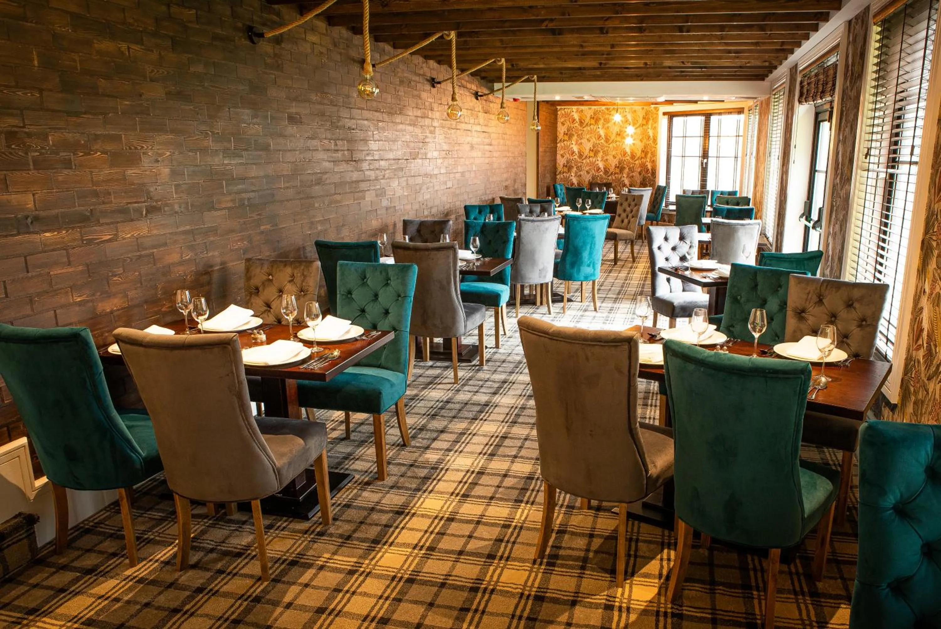 Restaurant/places to eat in Crowwood Hotel and Alba Restaurant