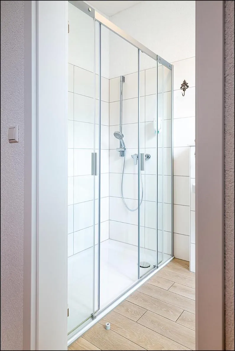 Shower in MARKT EINS Gästezimmer