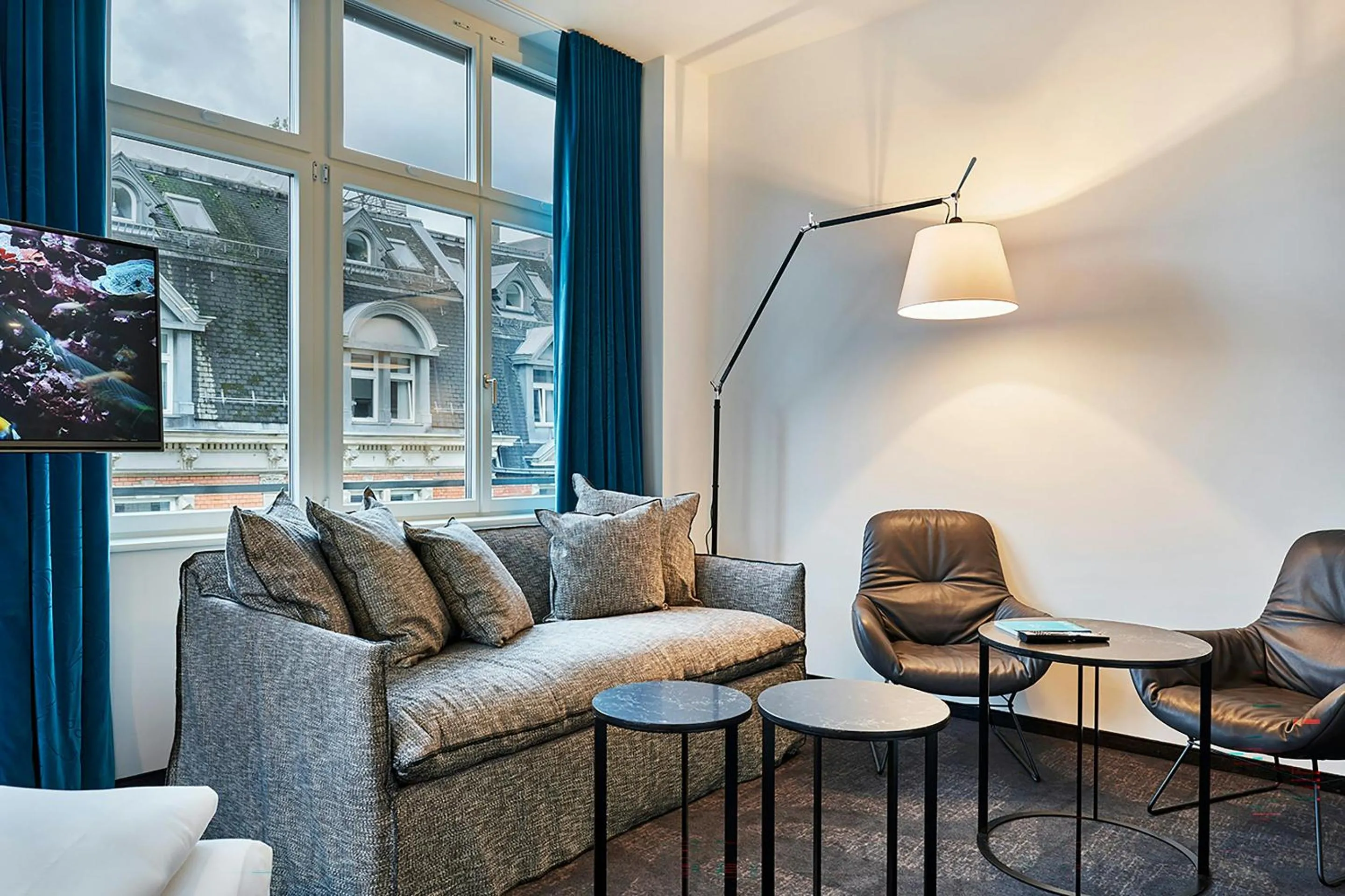 Photo of the whole room in Motel One Zürich