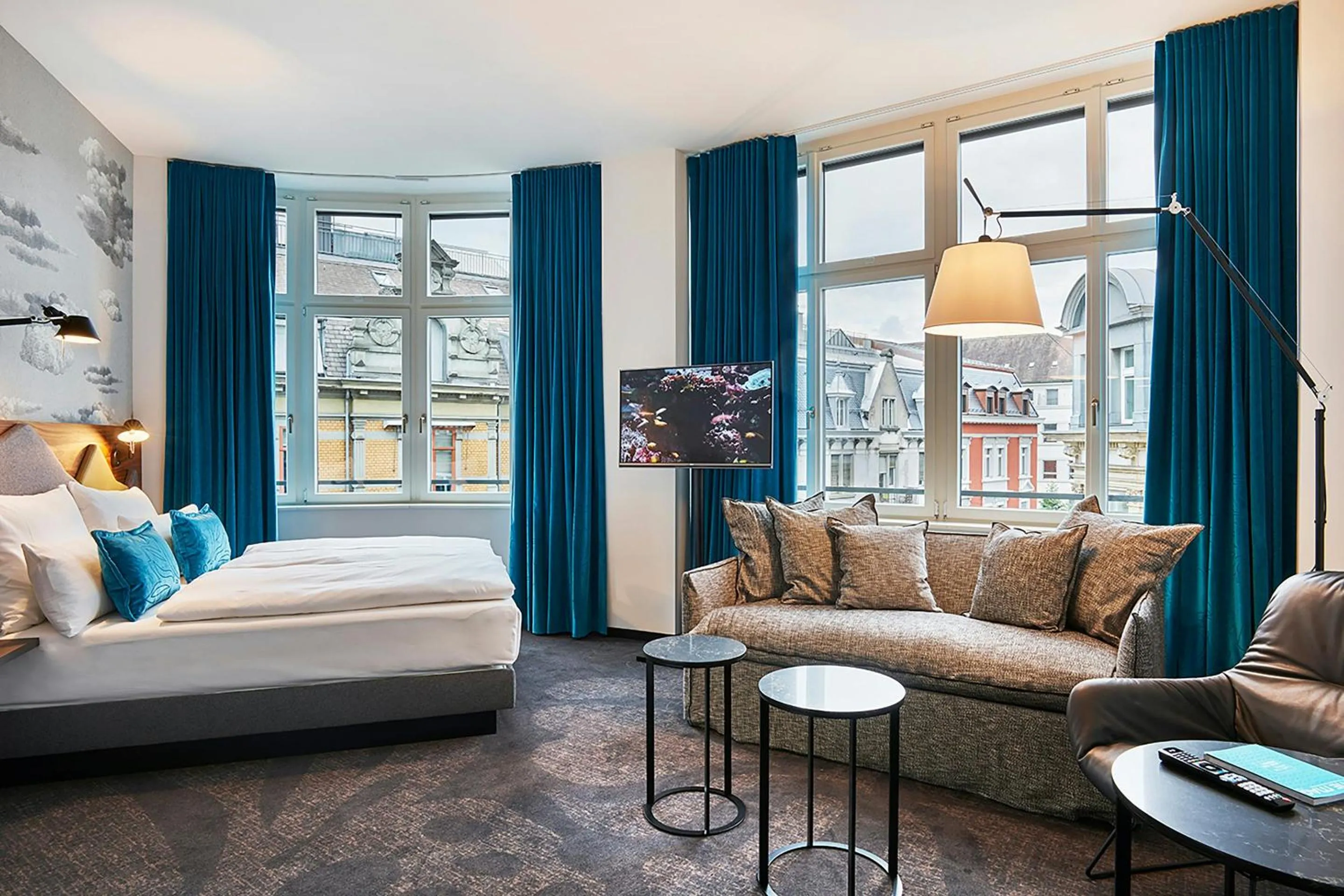 Photo of the whole room, Bed in Motel One Zürich