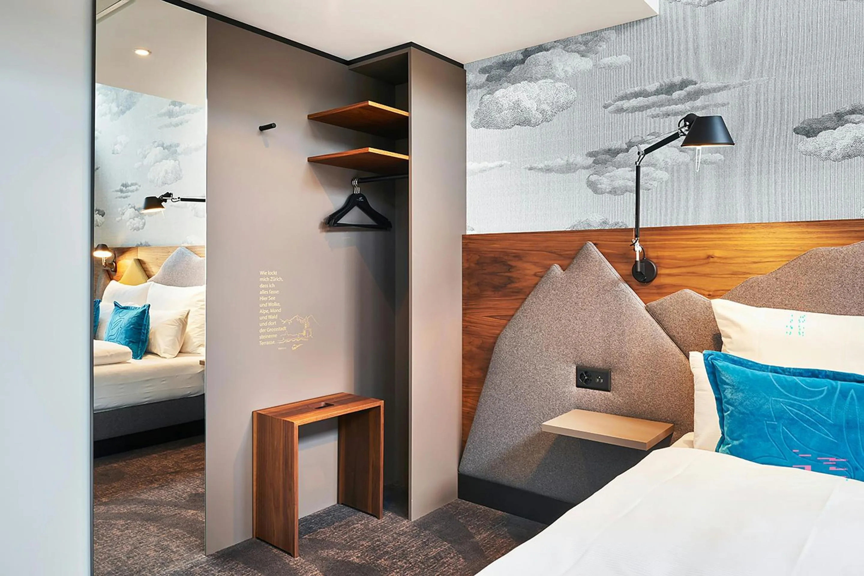 Photo of the whole room, Bed in Motel One Zürich