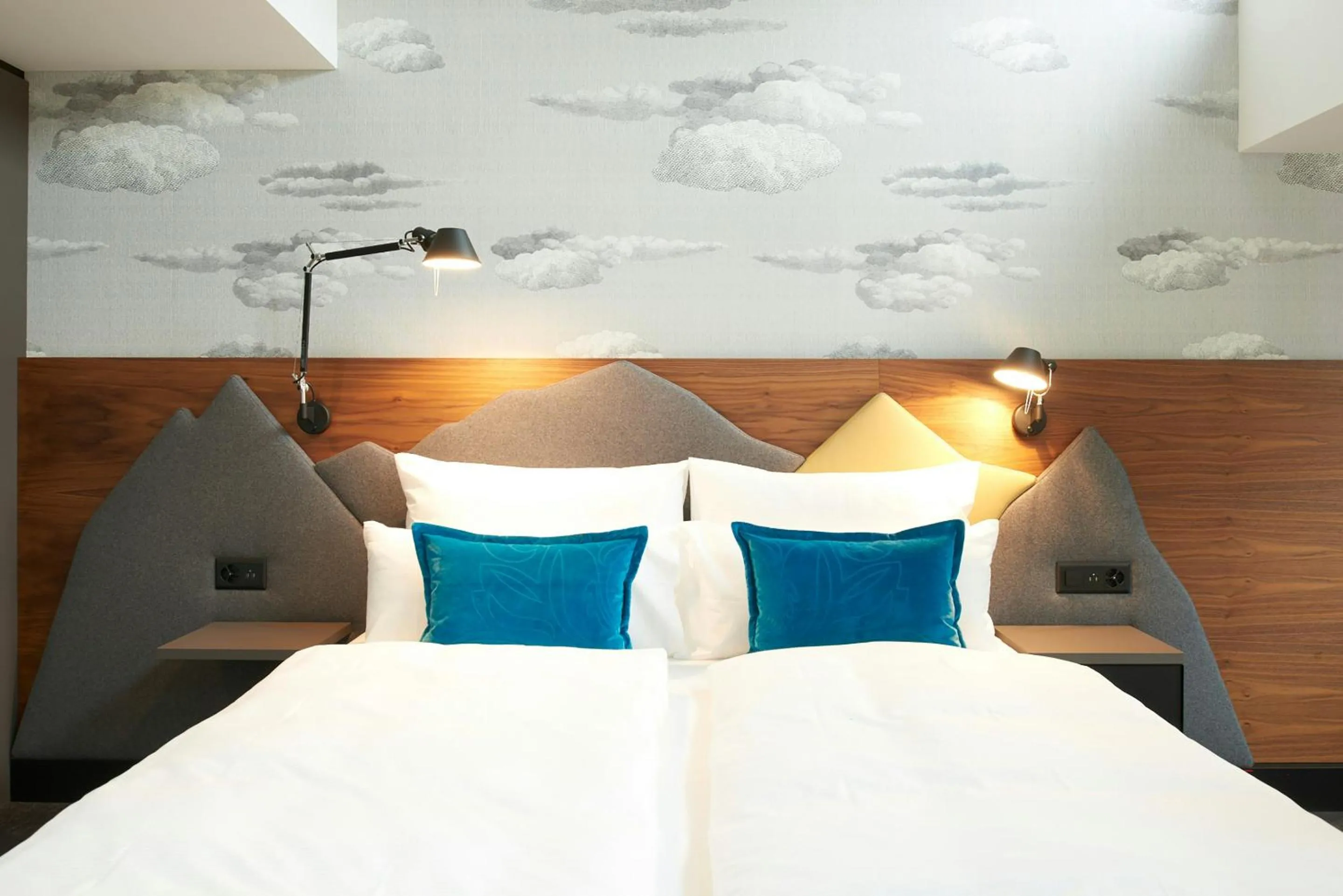 Photo of the whole room, Bed in Motel One Zürich