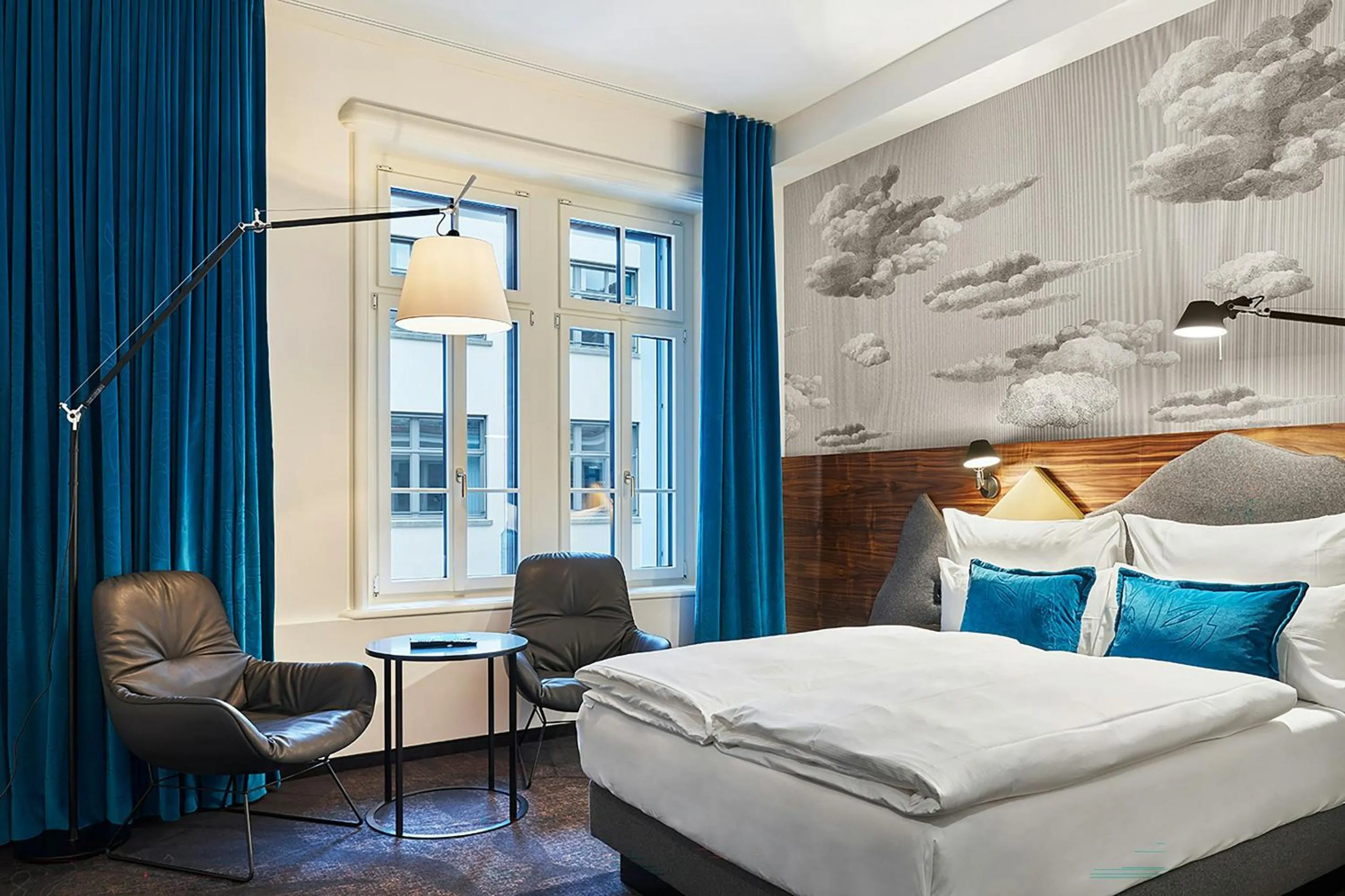 Photo of the whole room, Bed in Motel One Zürich