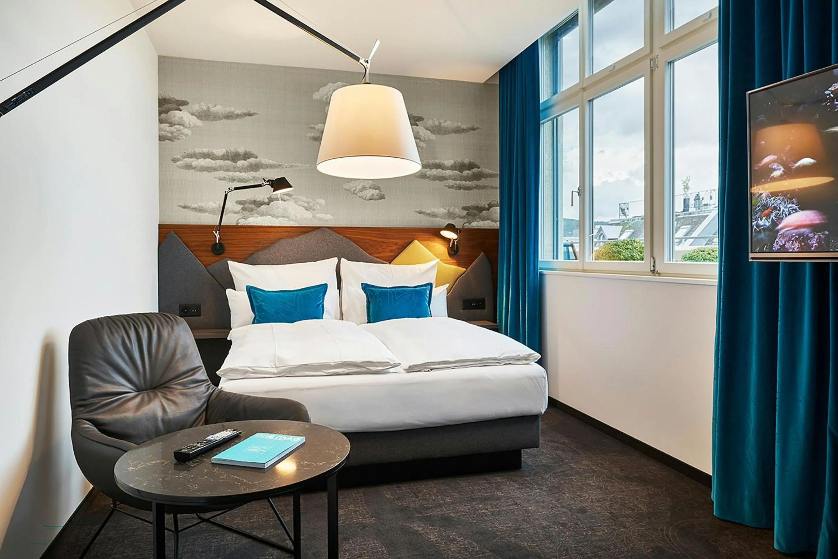 Photo of the whole room, Bed in Motel One Zürich