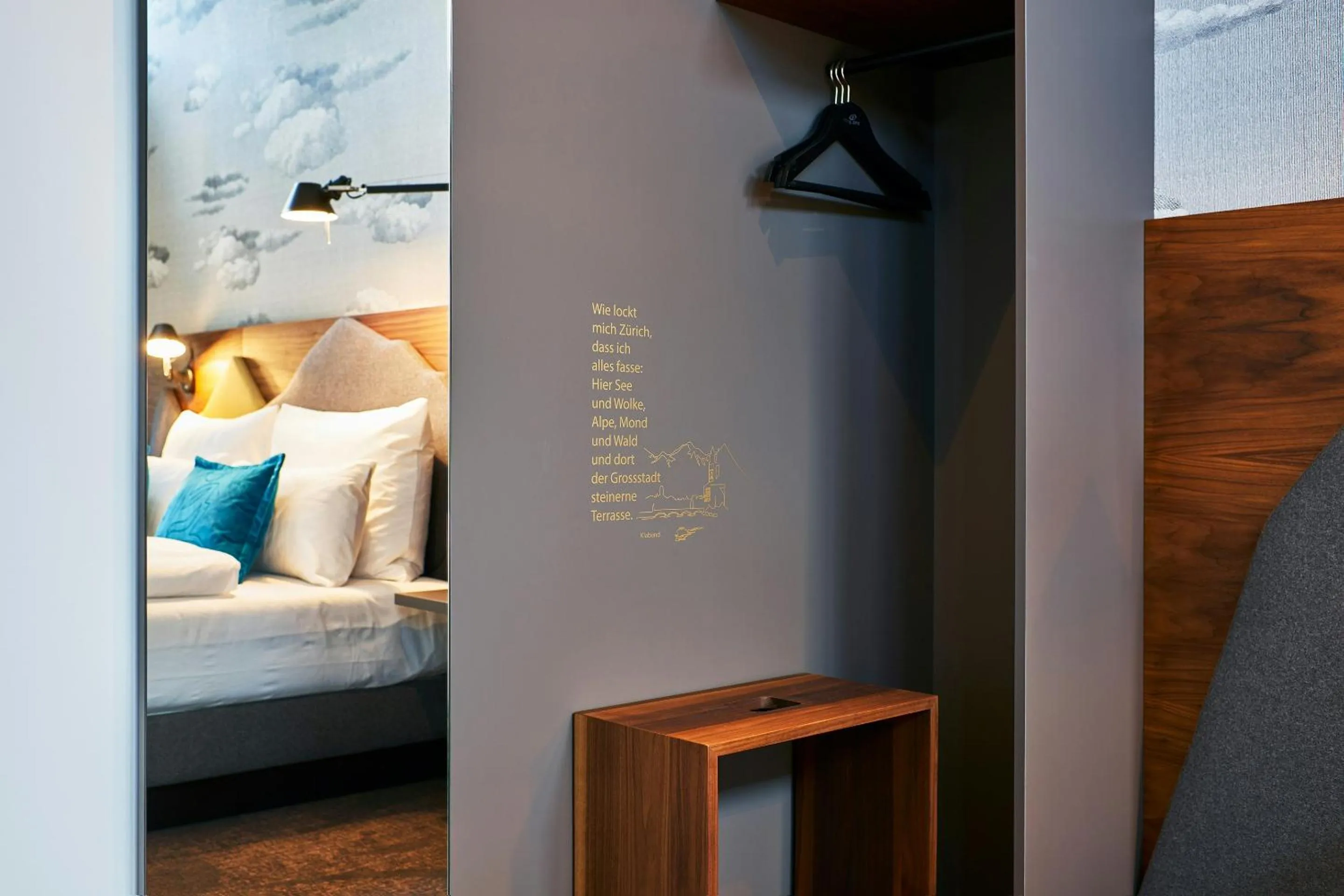 Photo of the whole room, Bed in Motel One Zürich