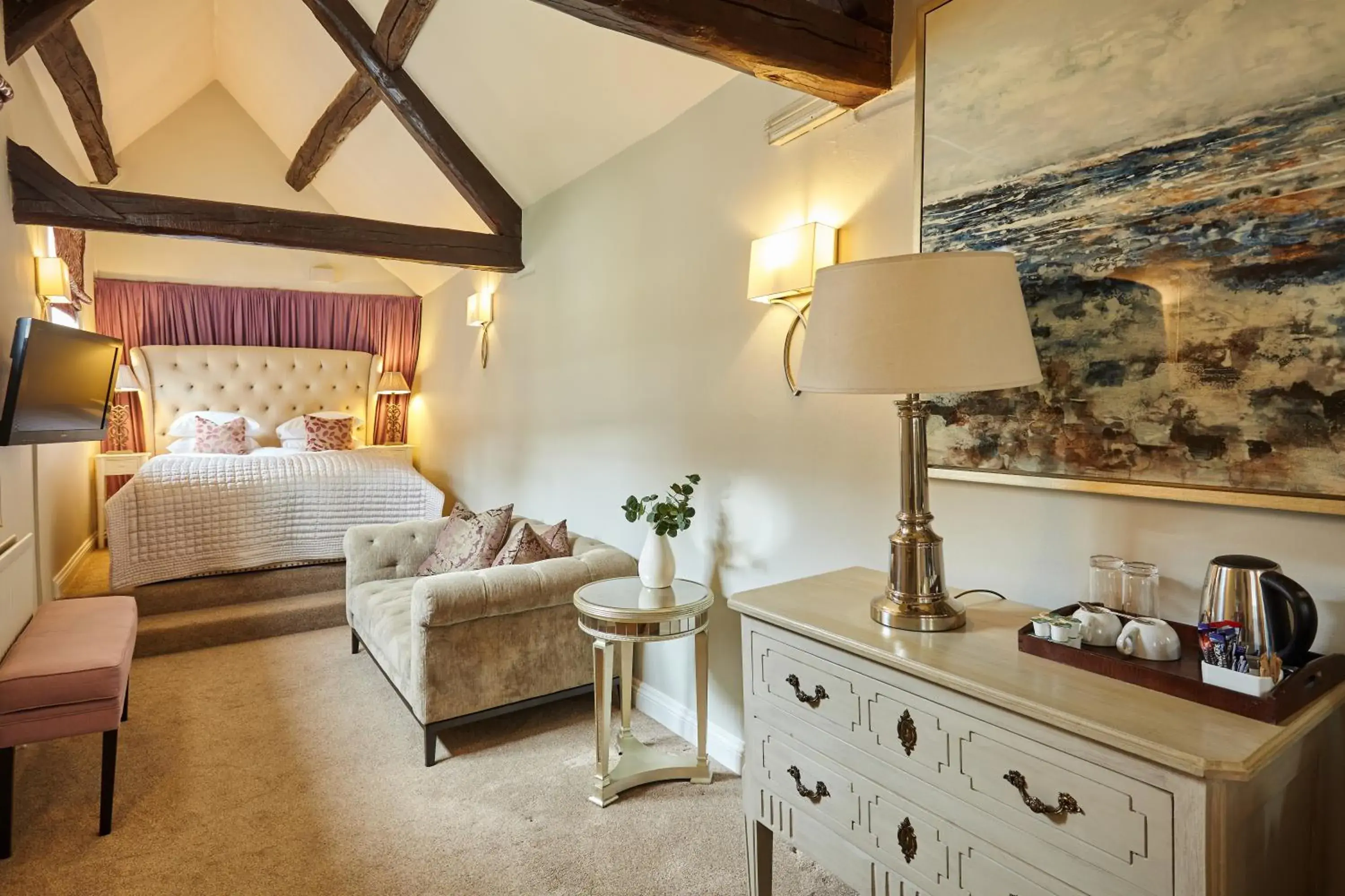 Photo of the whole room, Bed in The Ormond At Tetbury Photo of the whole room, Bed in The Ormond At Tetbury