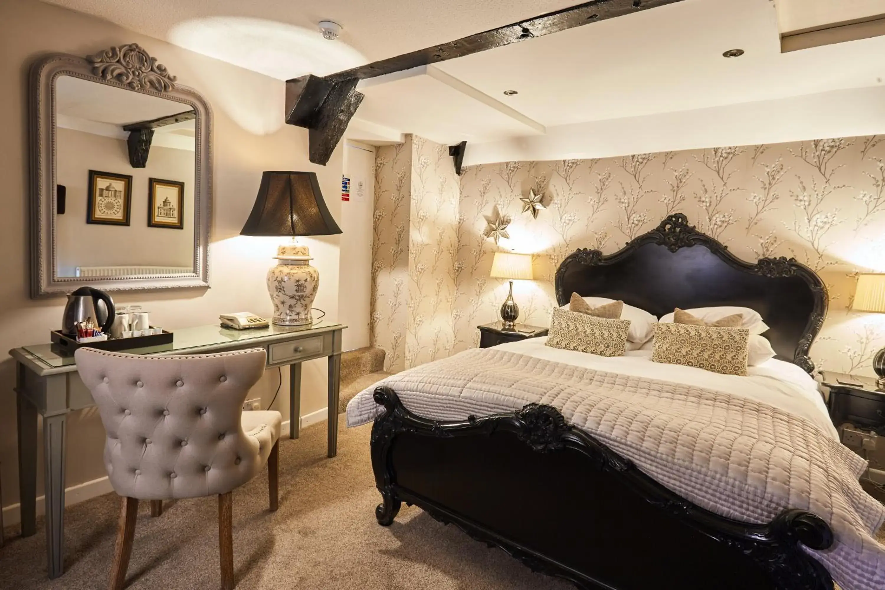 Photo of the whole room, Bed in The Ormond At Tetbury Photo of the whole room, Bed in The Ormond At Tetbury