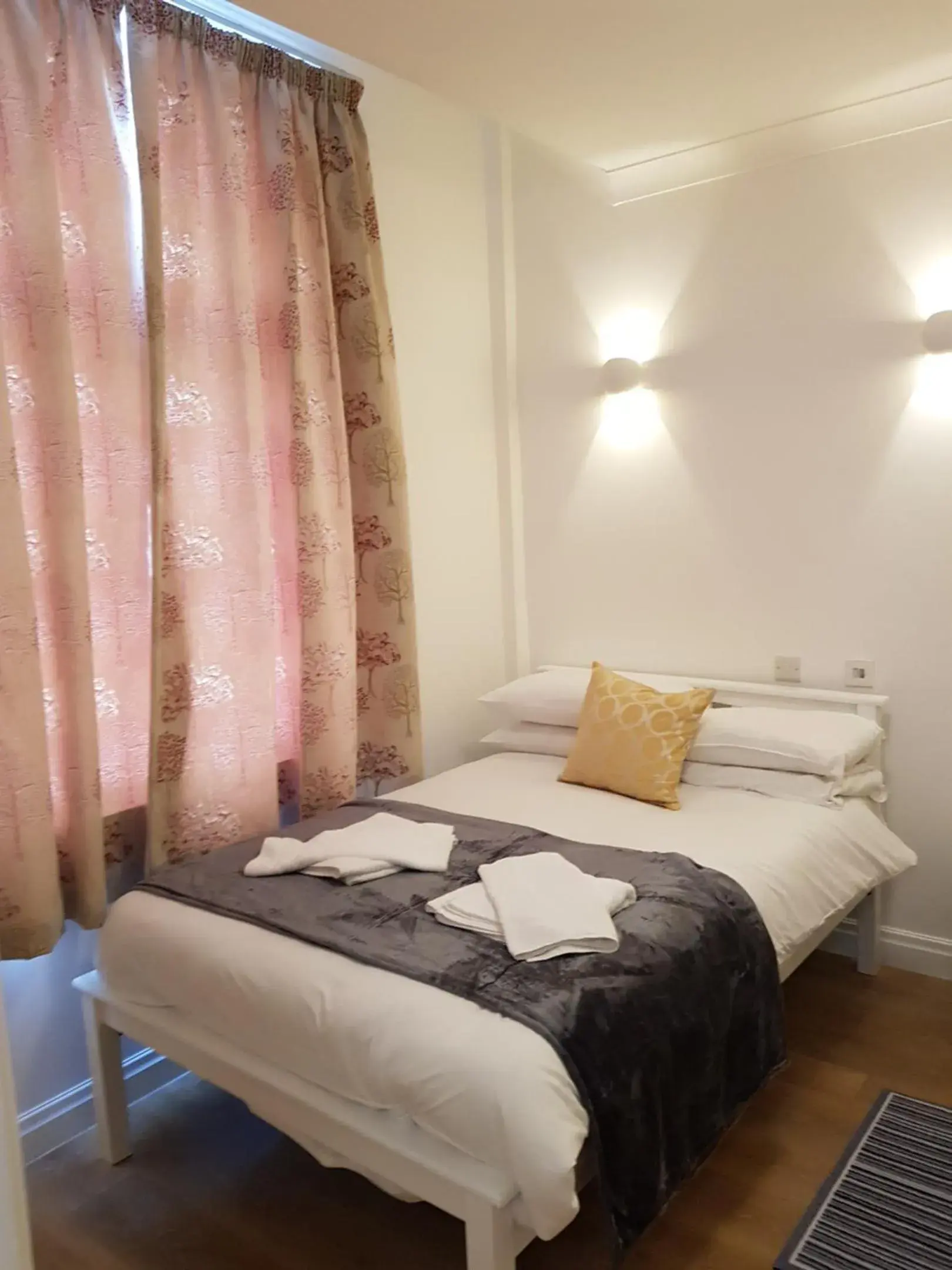 Photo of the whole room, Bed in City London Hotel Photo of the whole room, Bed in City London Hotel