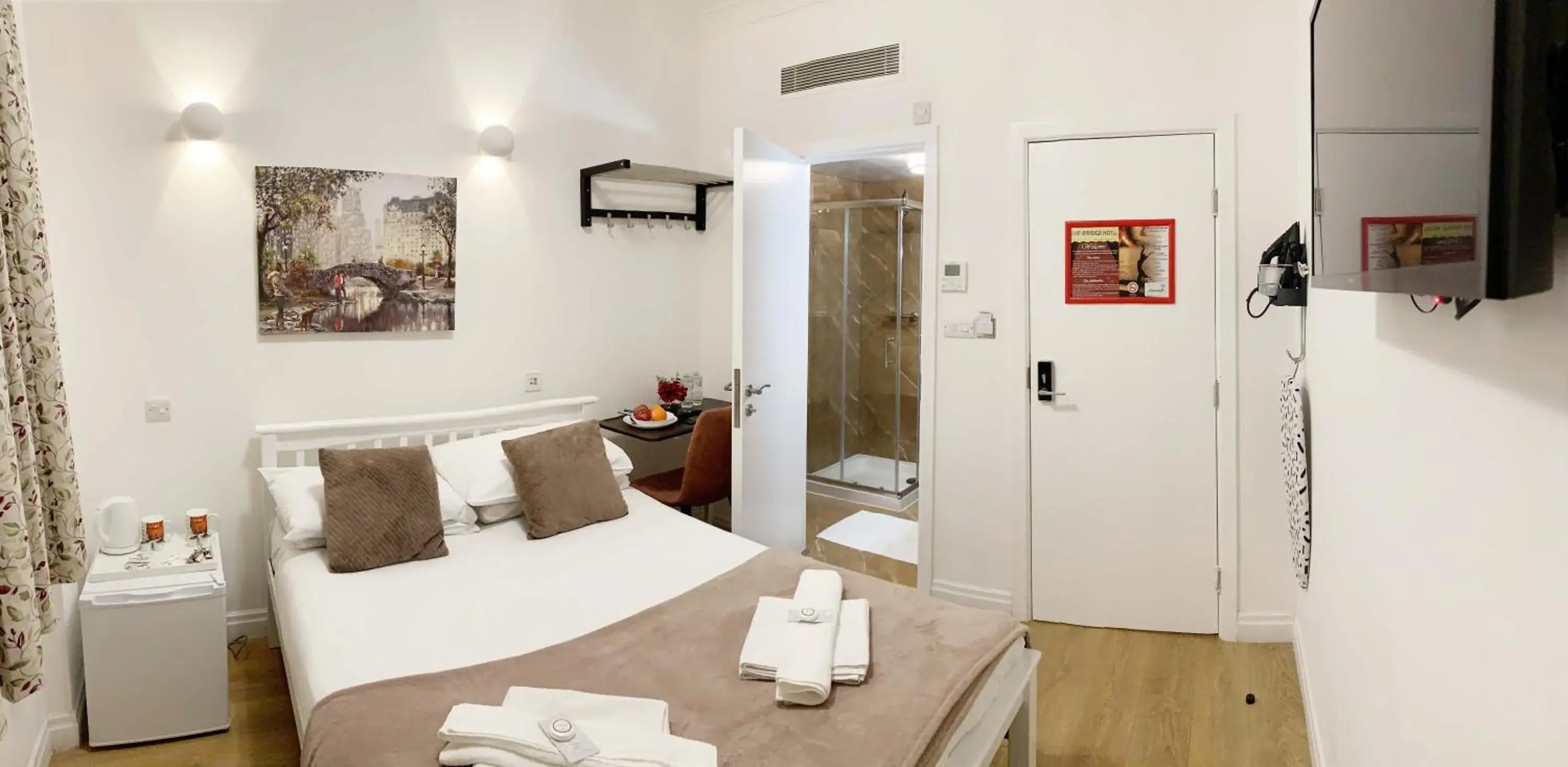 Photo of the whole room, Bed in City London Hotel Photo of the whole room, Bed in City London Hotel