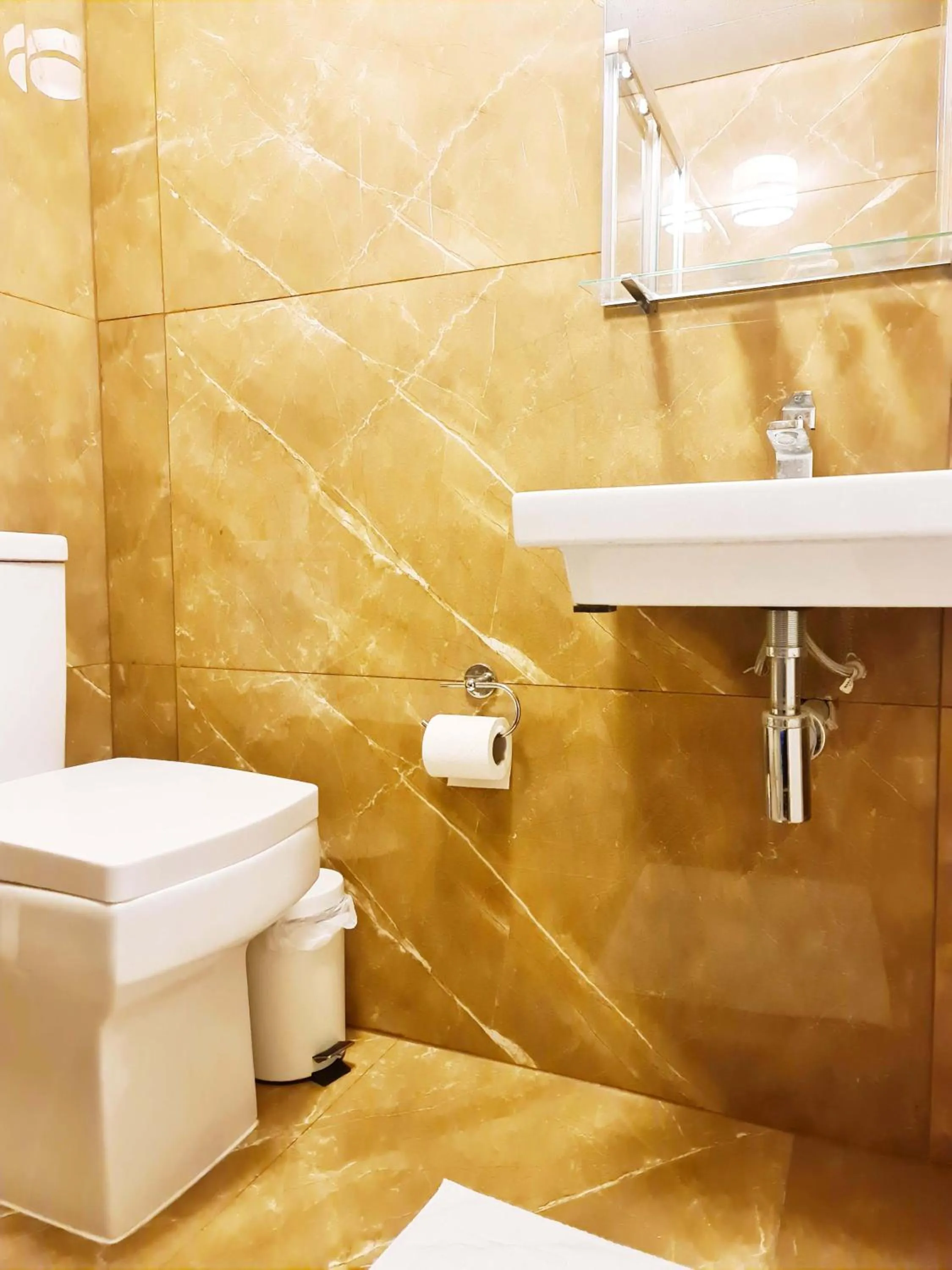 Toilet in City London Hotel