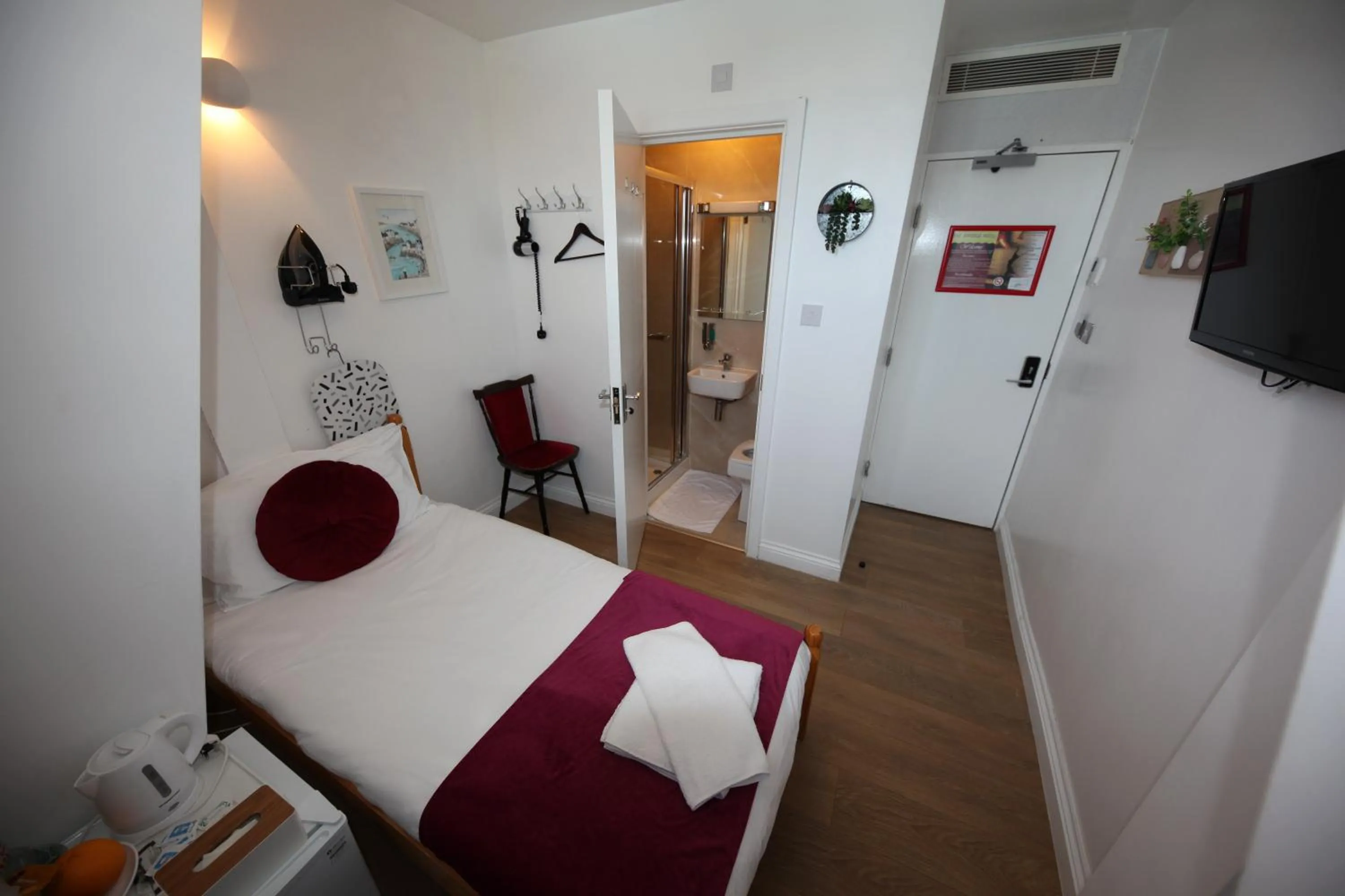 Photo of the whole room, Bed in City London Hotel