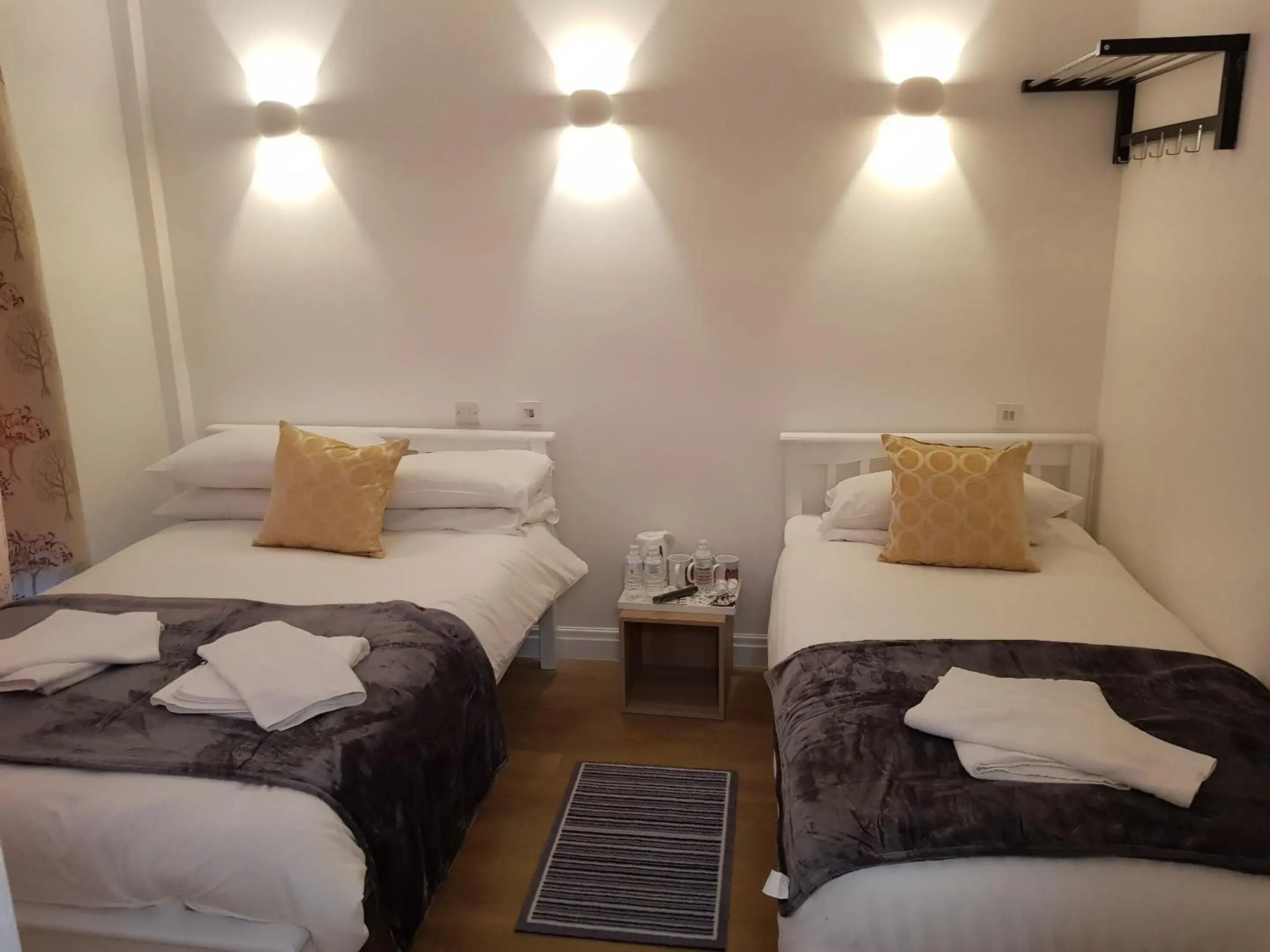 Photo of the whole room, Bed in City London Hotel Photo of the whole room, Bed in City London Hotel