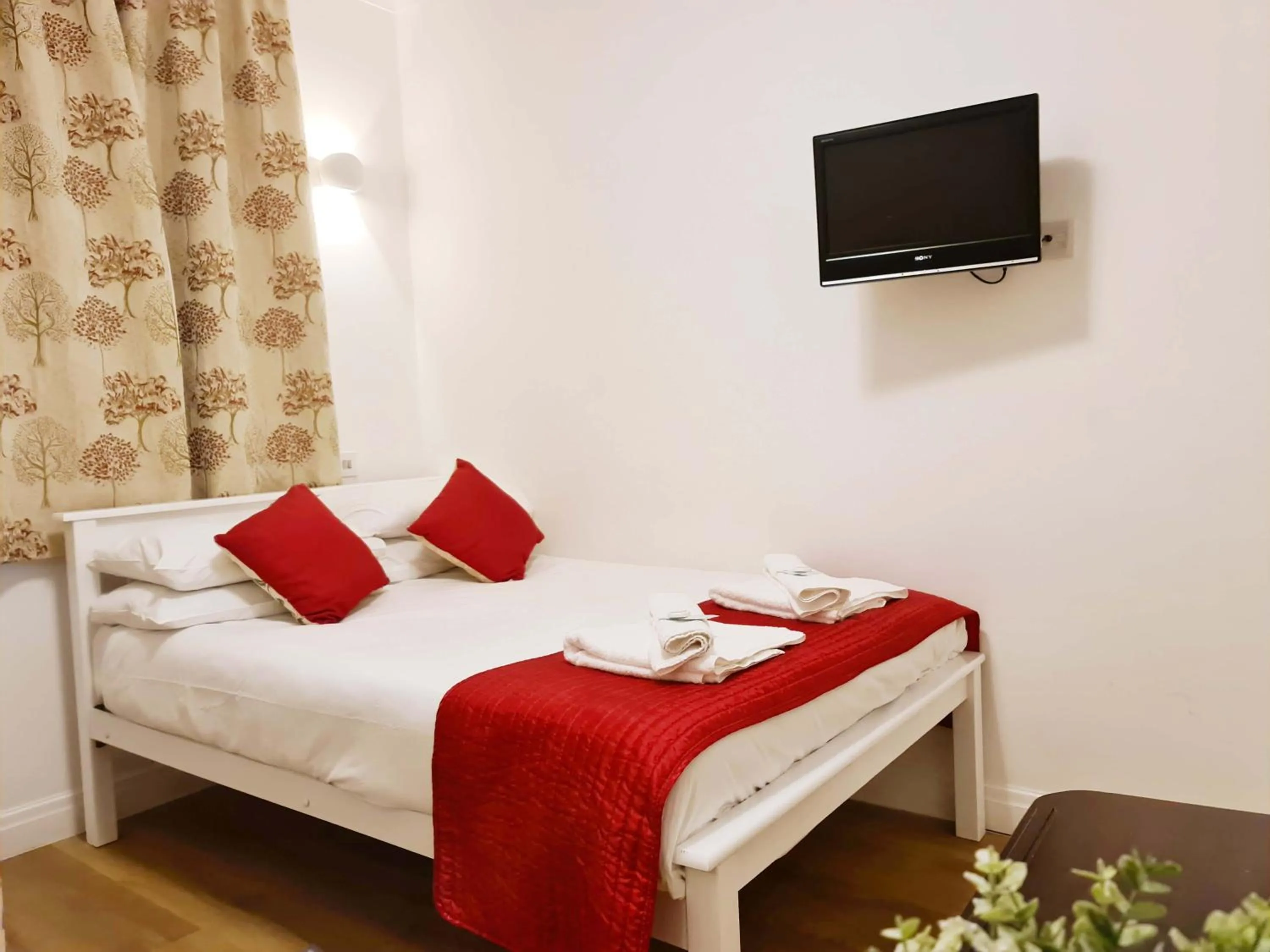 Photo of the whole room, Bed in City London Hotel