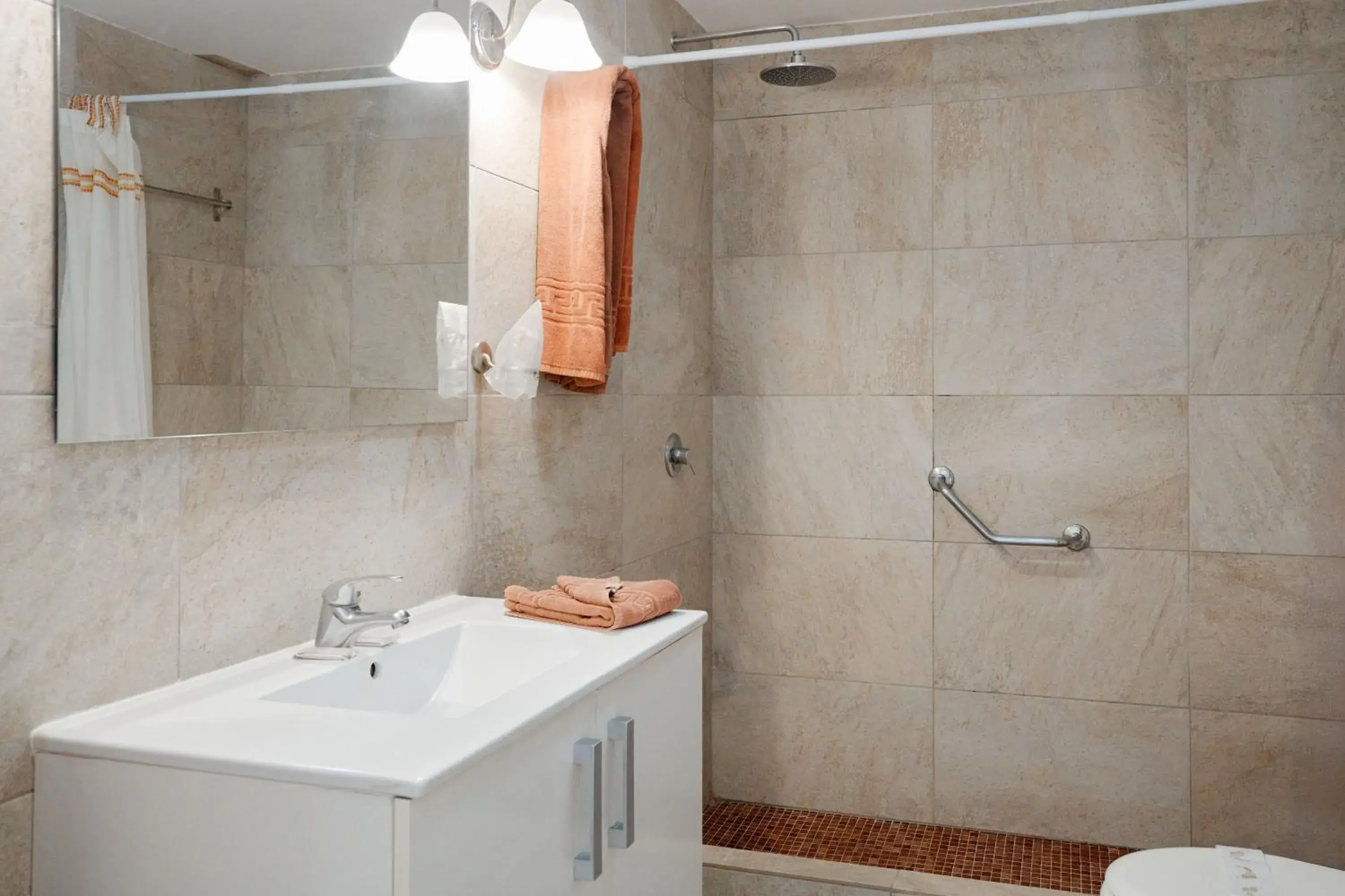 Shower in Aparthotel Neptuno Costadeje Shower in Aparthotel Neptuno Costadeje