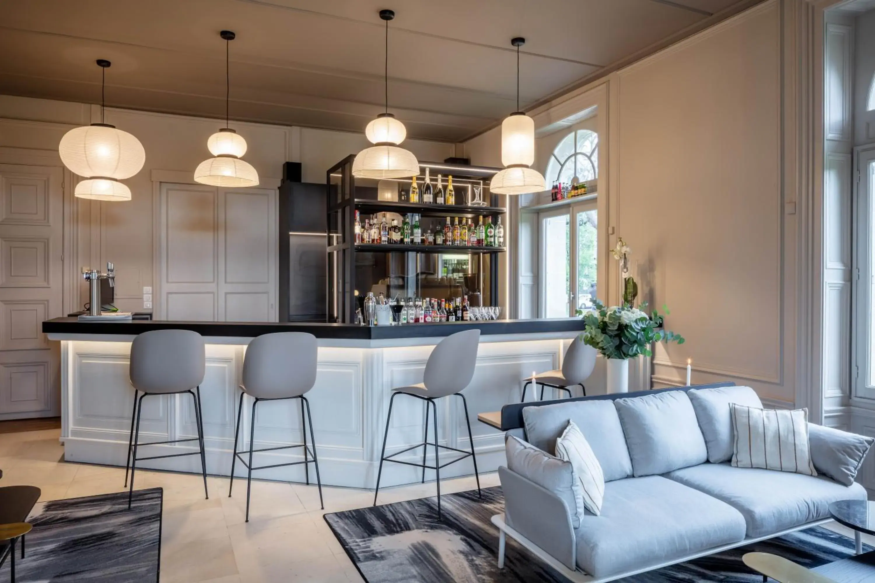 Lounge or bar in Garrigae Manoir de Beauvoir Poitiers Sud - Hotel & Spa Lounge or bar in Garrigae Manoir de Beauvoir Poitiers Sud - Hotel & Spa