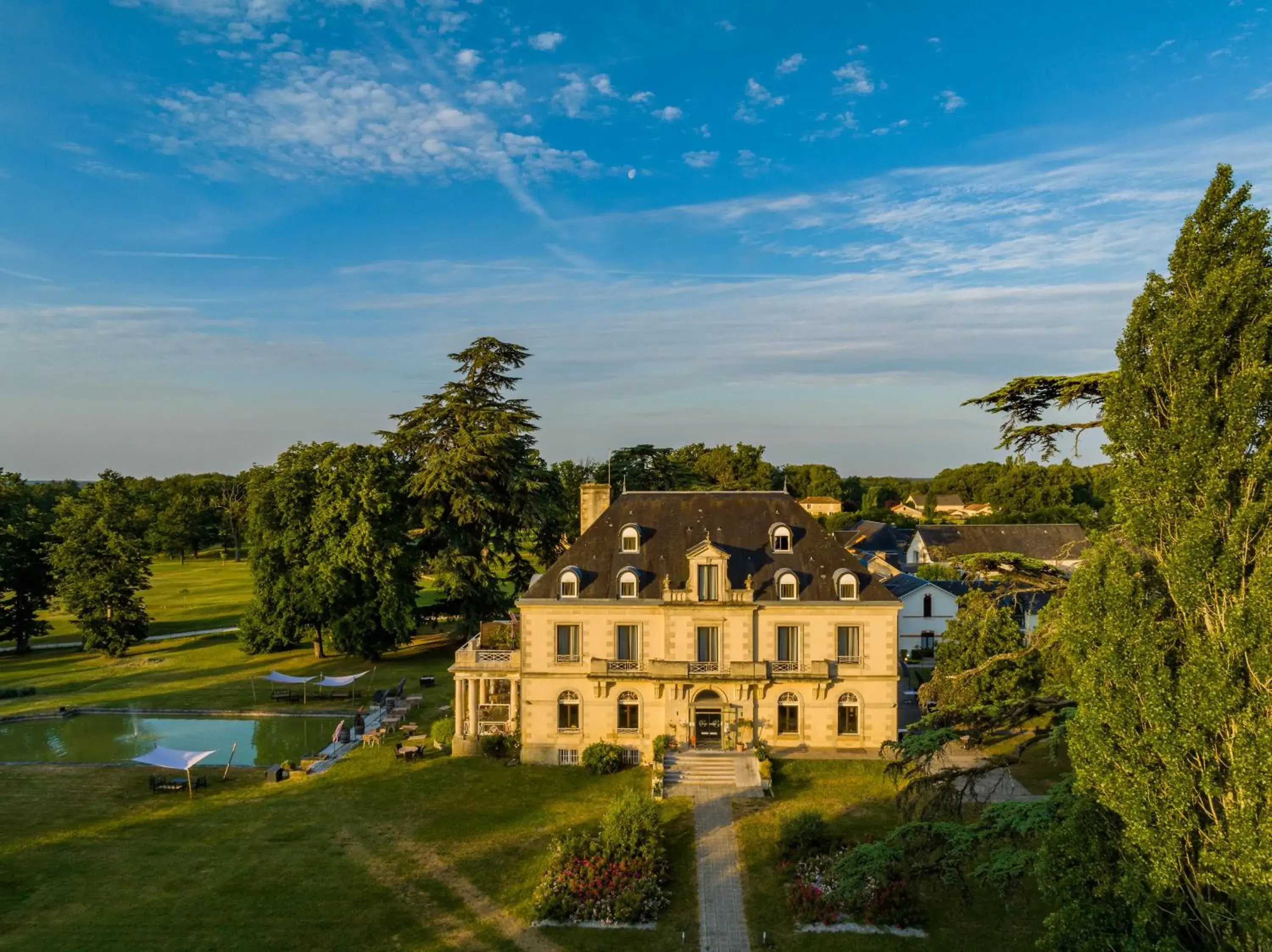 Property building in Garrigae Manoir de Beauvoir Poitiers Sud - Hotel & Spa Property building in Garrigae Manoir de Beauvoir Poitiers Sud - Hotel & Spa