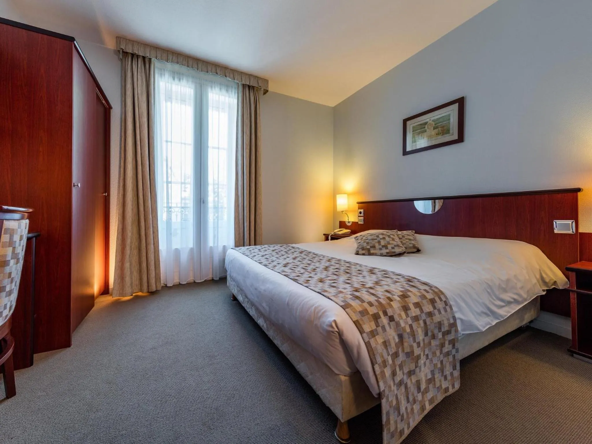 Bedroom, Bed in Noemys Neris Montlucon - hotel restaurant