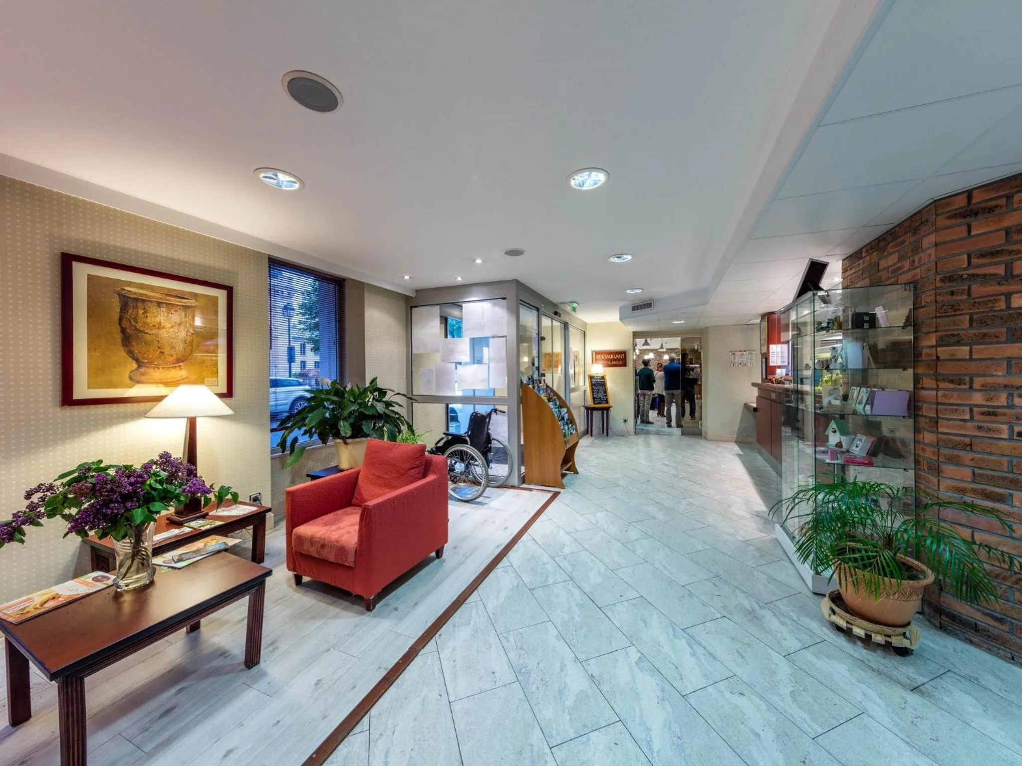 Lobby or reception in Noemys Neris Montlucon - hotel restaurant