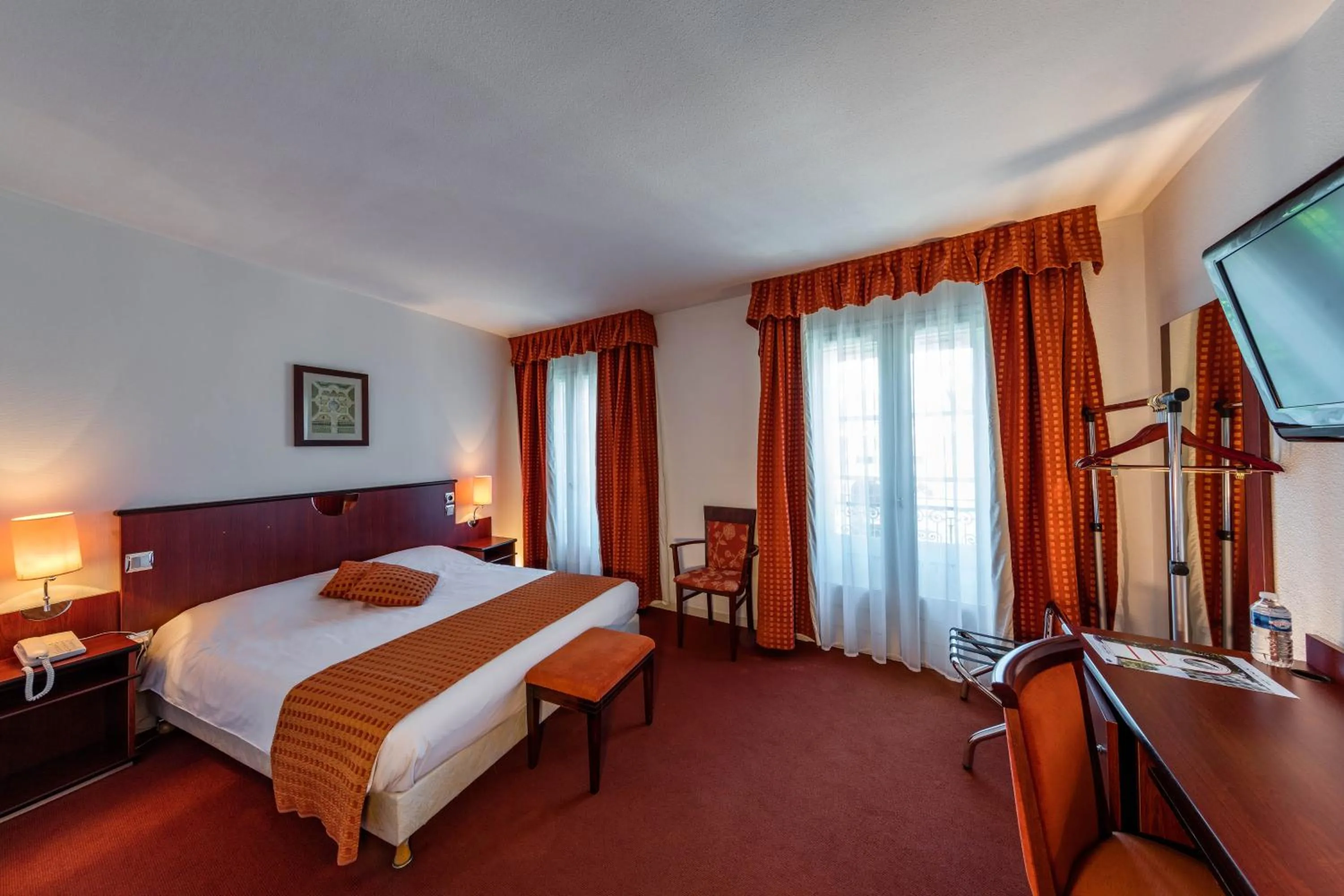 Photo of the whole room, Bed in Noemys Neris Montlucon - hotel restaurant